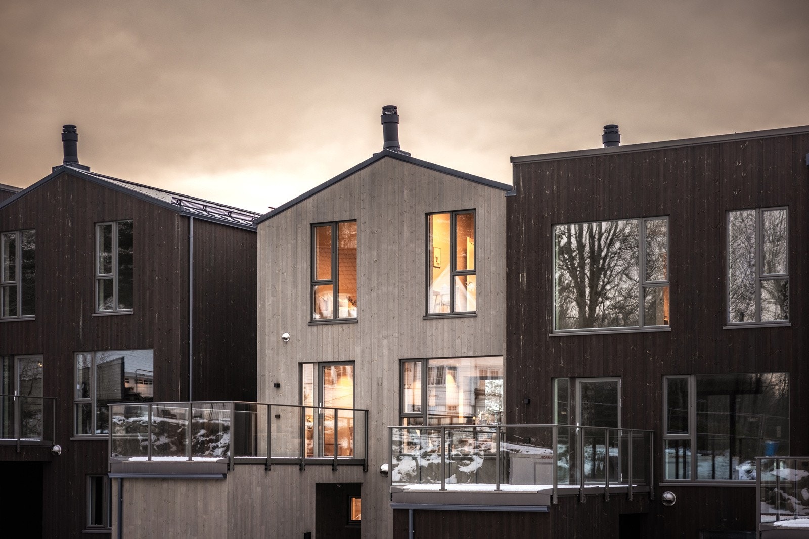 - Moderne utforming med vedlikeholdsvennlig trebekledning og store vindusflater - Galleribilde