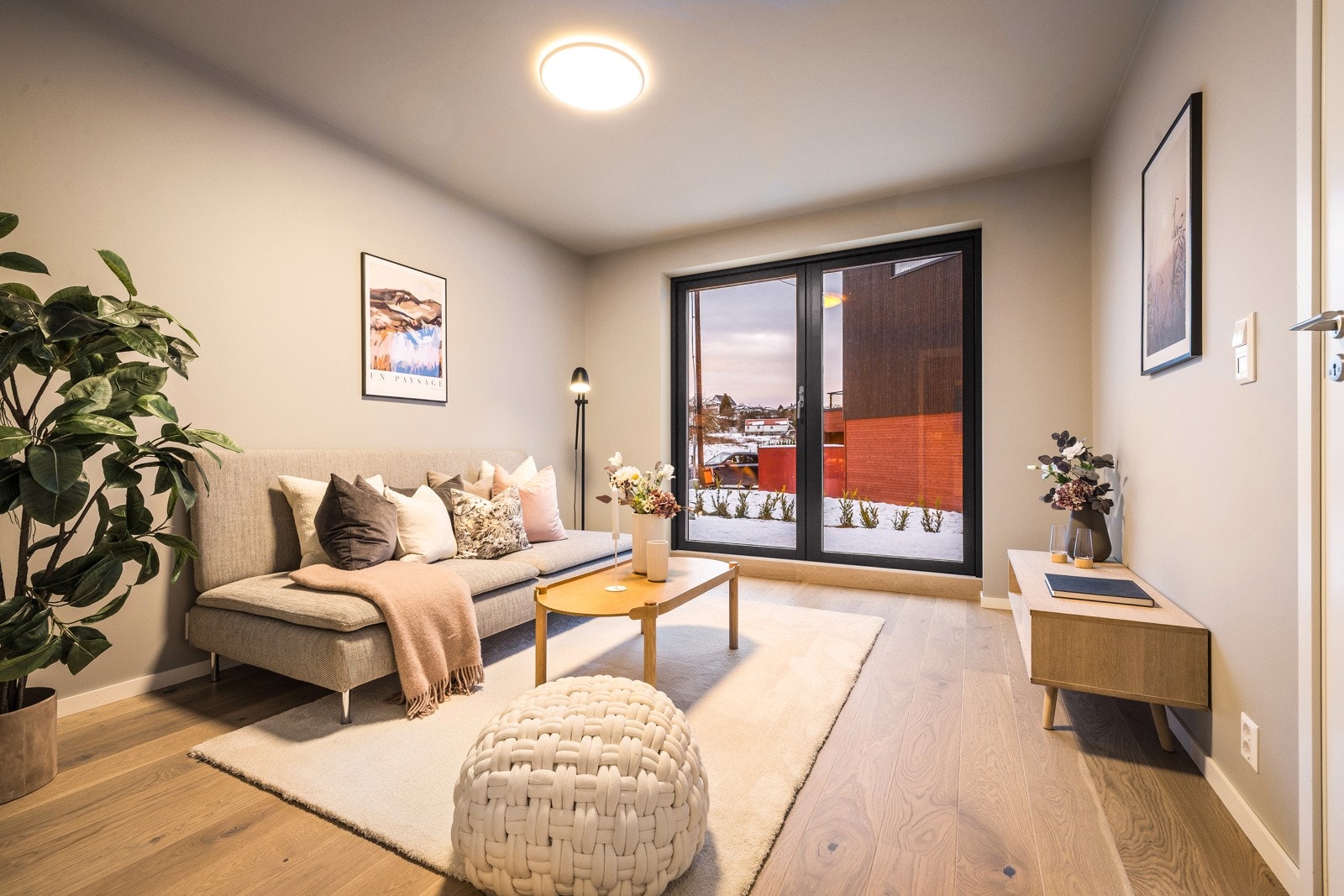 - Romslig TV stue med utgang til terrasse, et perfekt rom for aktive barn - Galleribilde