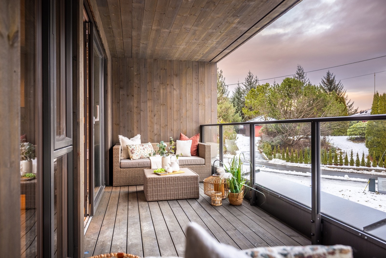 - Overbygget og østvendt balkong med utgang fra kjøkkenet, her kan du nyte morgenkaffen i rolige omgivelser - Galleribilde