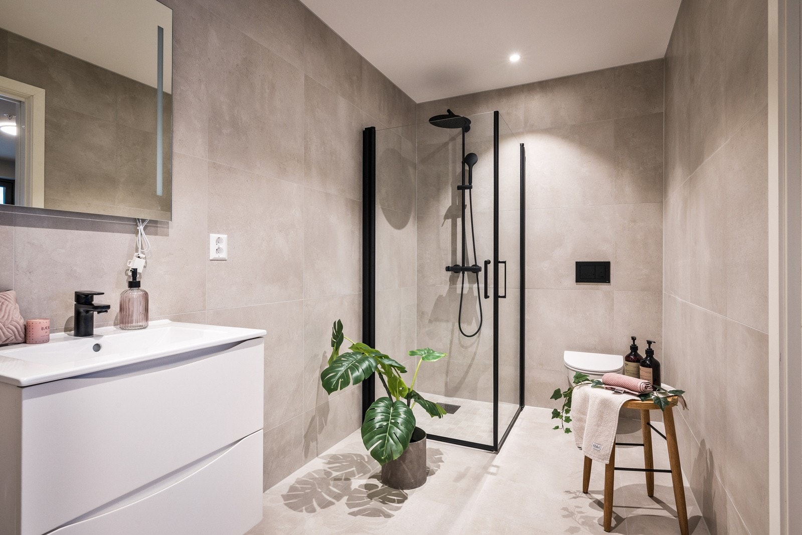 - Baderommet på plan 1 er utstyrt med varme i gulv, LED spotter i himlimg og moderne sanitærutstyr - Galleribilde