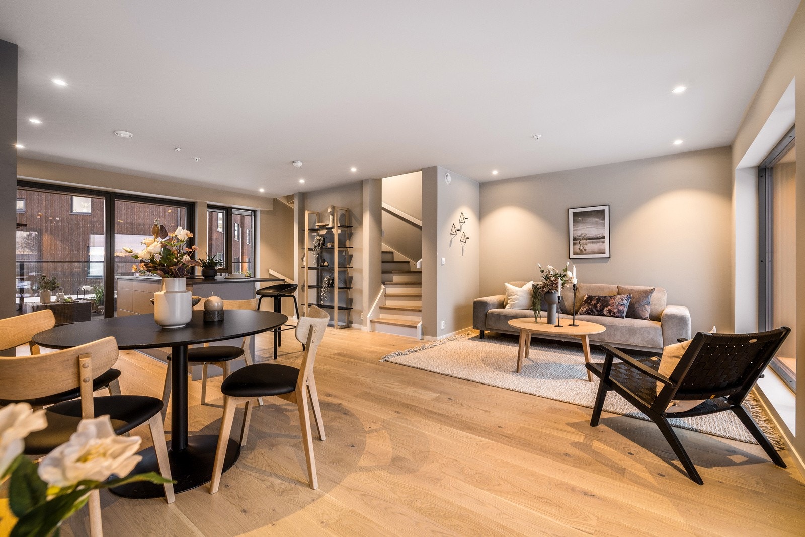 ? Lekkert, 3 etasjers selveier rekkehus med utvendig parkering, ved inngangspartiet ? Galleribilde