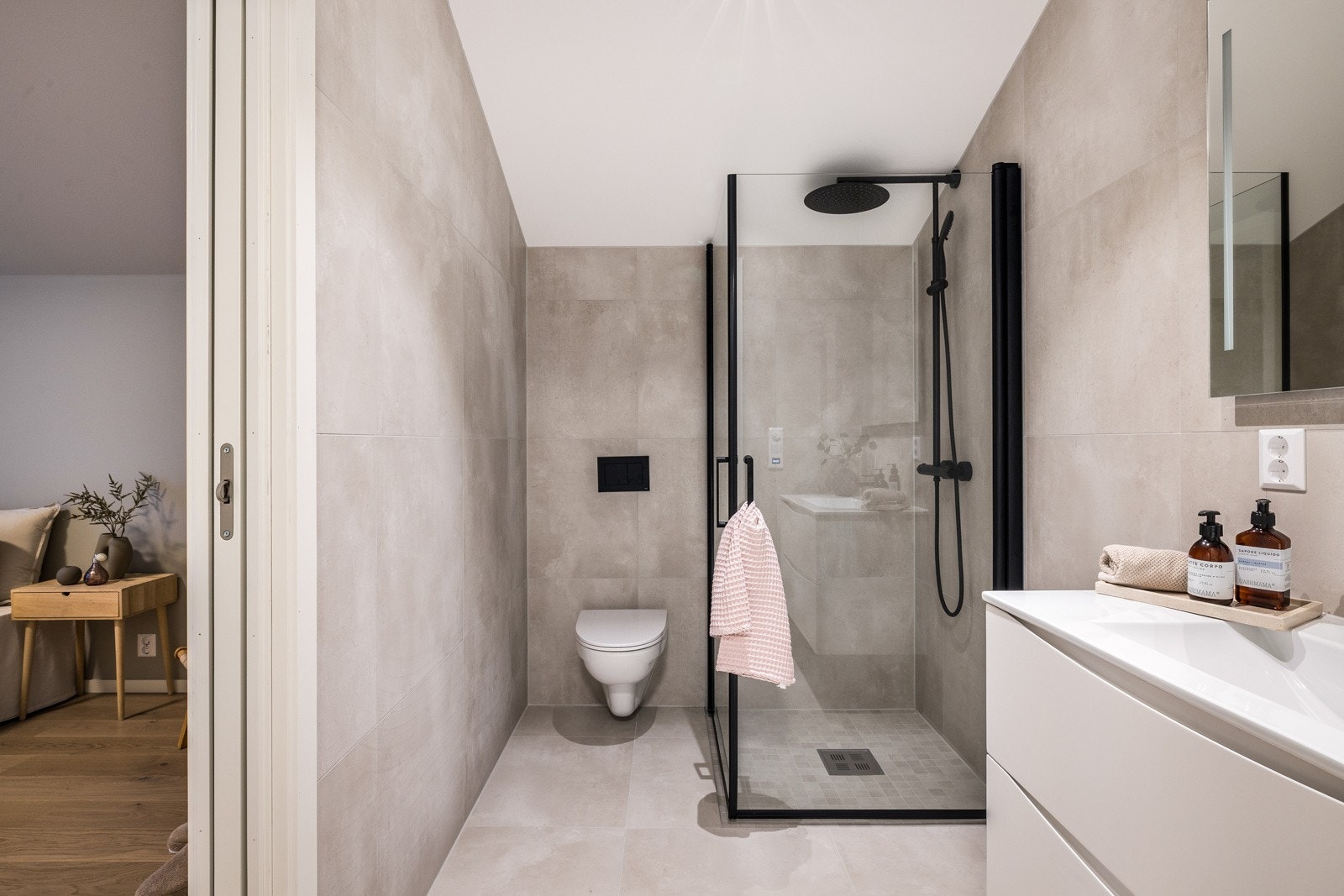 - Begge bad holder den samme gode standarden, med blant annet regndusj - Galleribilde