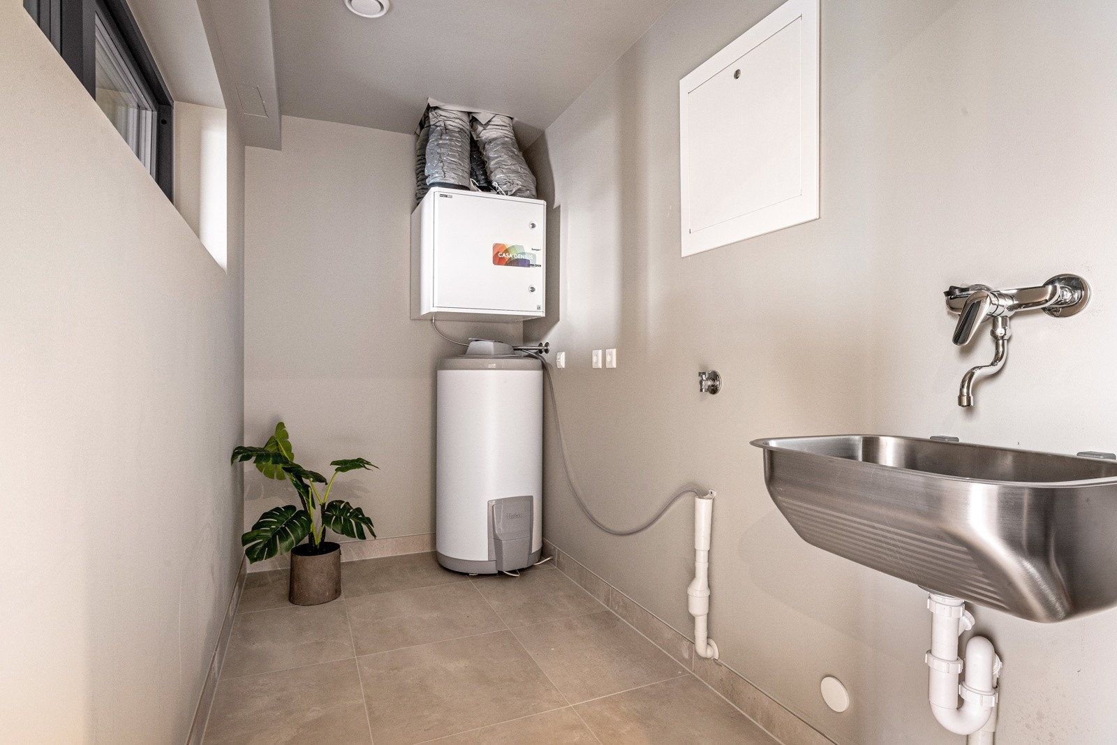 - Eget vaskerom med god plass til vaskemaskin, tørketrommel og oppbevaring - Galleribilde