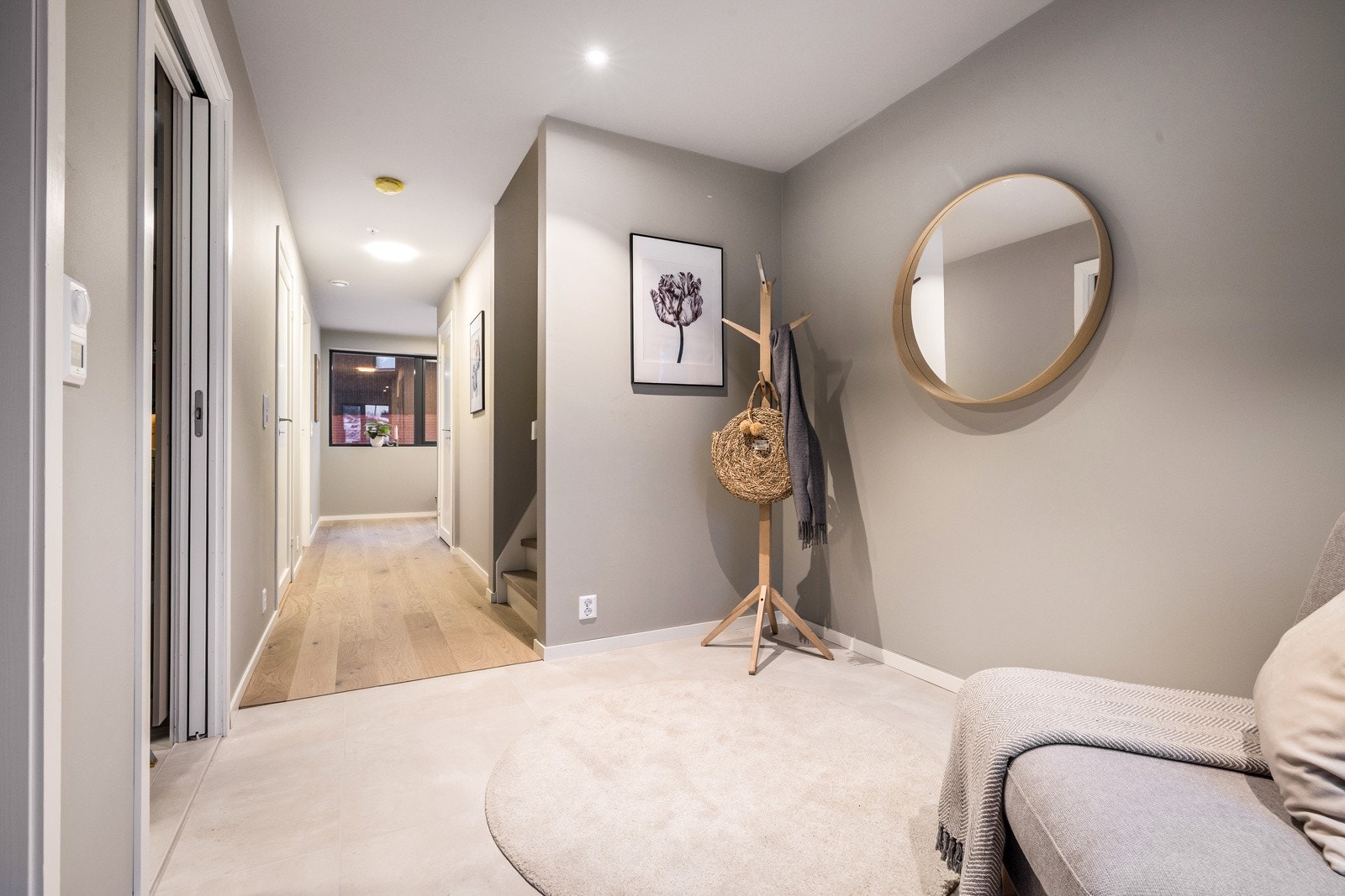 - En praktisk og stilfull velkomstsone som setter tonen for resten av boligen - Galleribilde