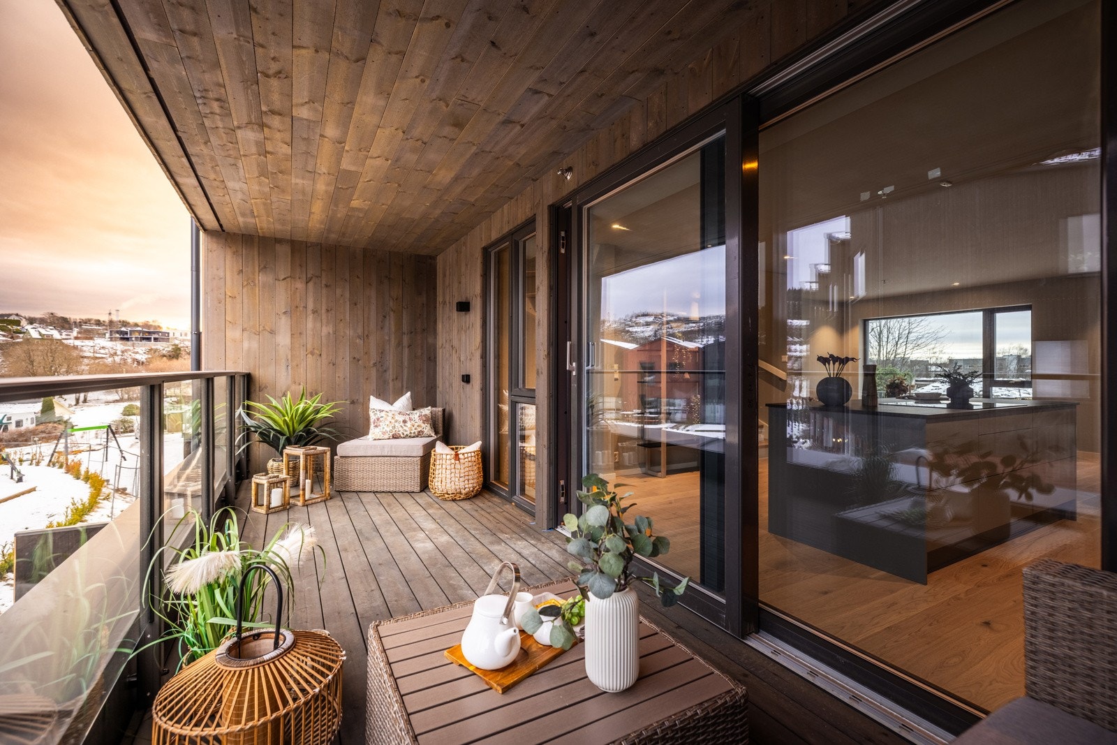 ? Boligen inneholder flere solrike uteplasser, hvorav 2 balkonger og en markterrasse ? Galleribilde