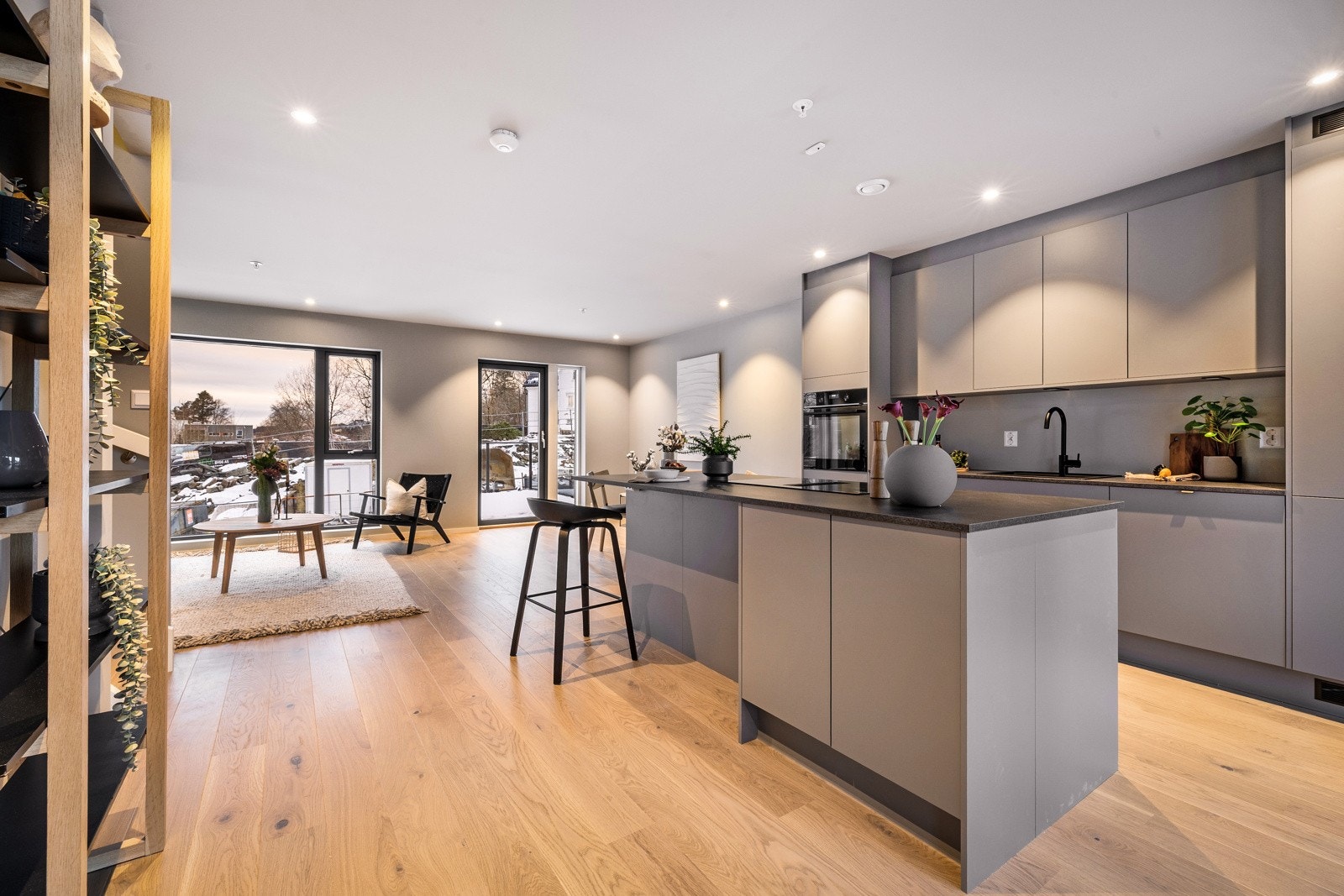 - Stue med åpen kjøkkenløsning som oppleves romslig og innbydende idet du kommer opp i etasjen - Galleribilde