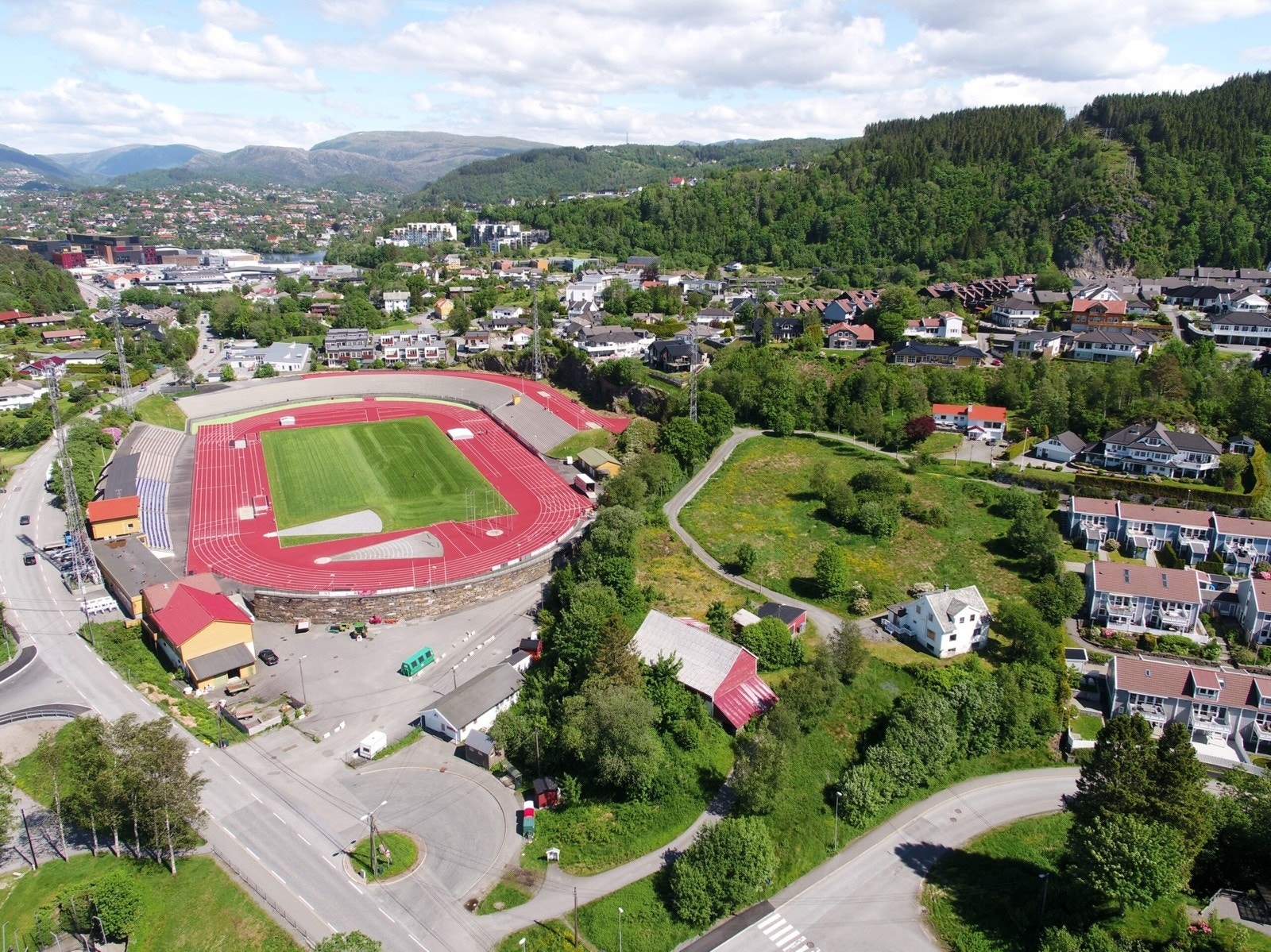 - Fana Stadion er nærmeste nabo og er en sentral arena for friidrett - Galleribilde