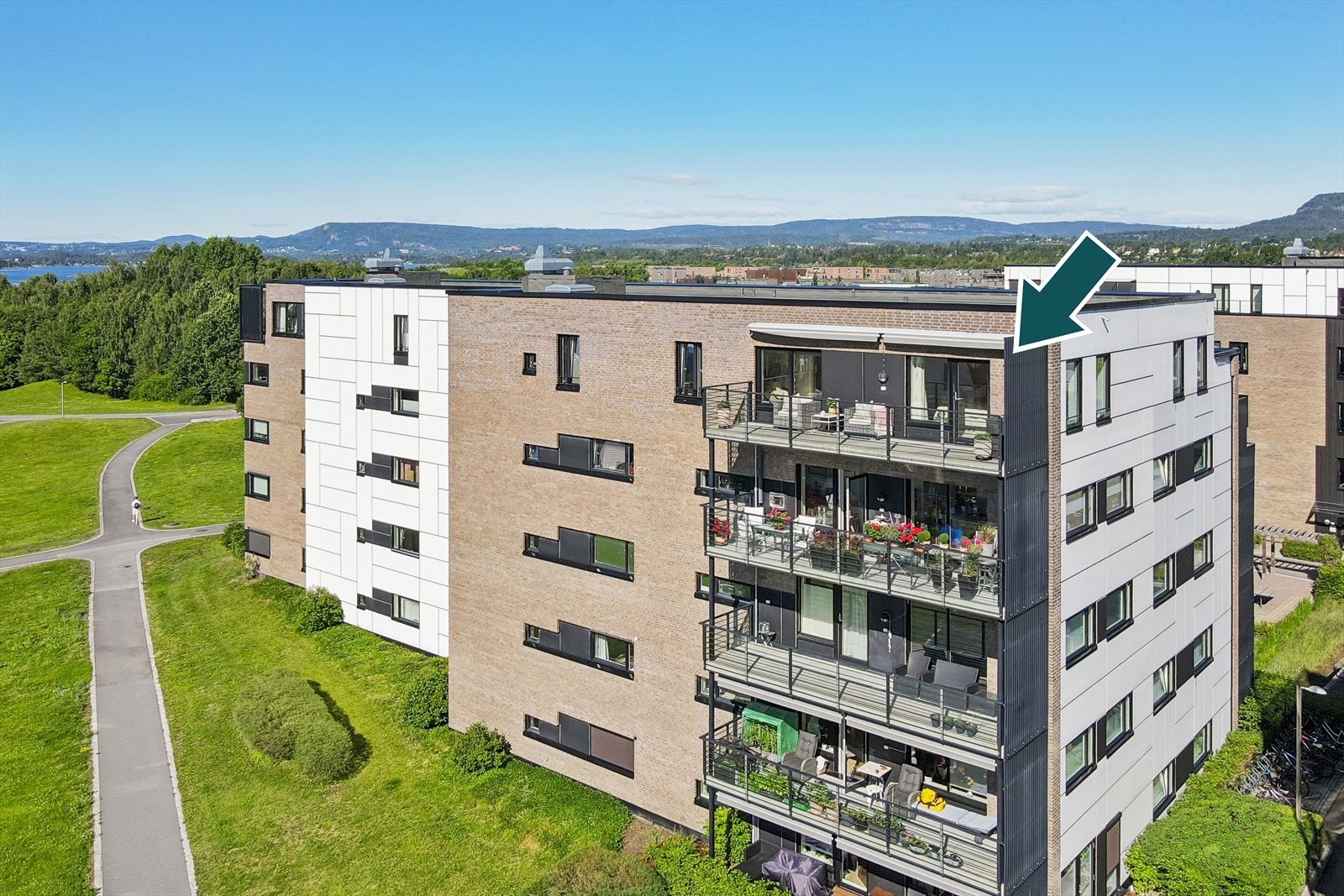 Balkong nr 2 ut fra soverom/tv stue har sol fra den står opp og hele dagen til ca kl 15/16. Galleribilde