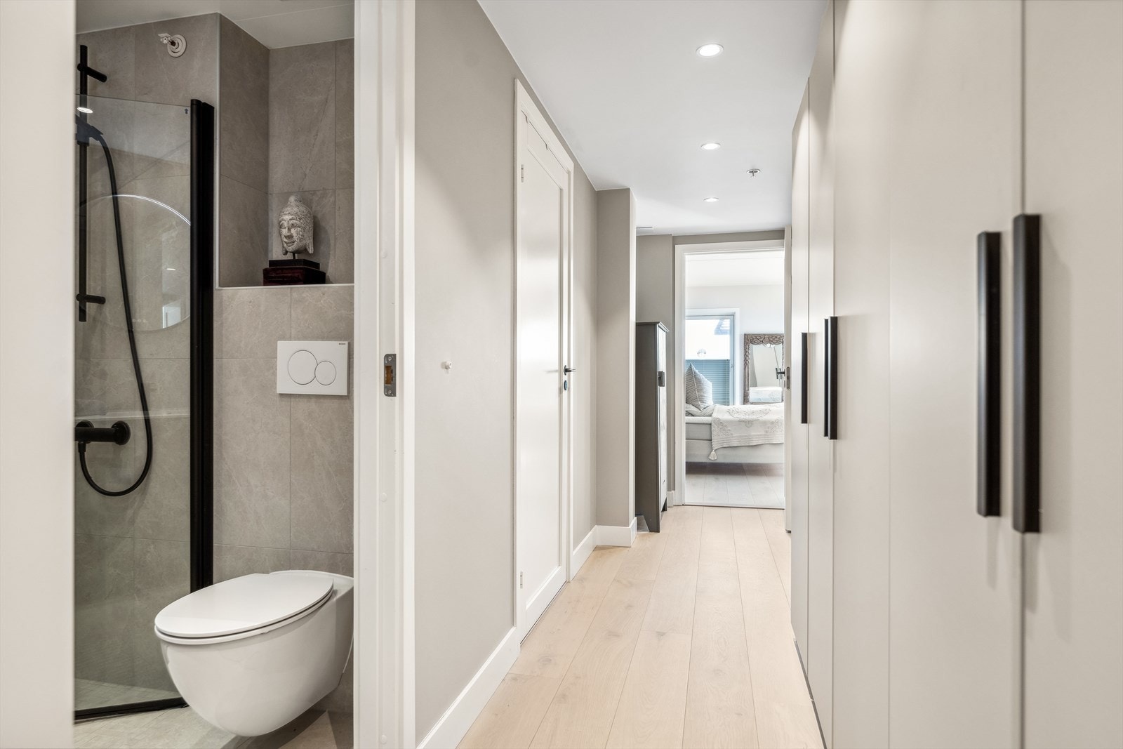 Godt med skap plassert i gangen utenfor soveromsavdelingen samt en romslig innvendig bod mellom badene. Galleribilde