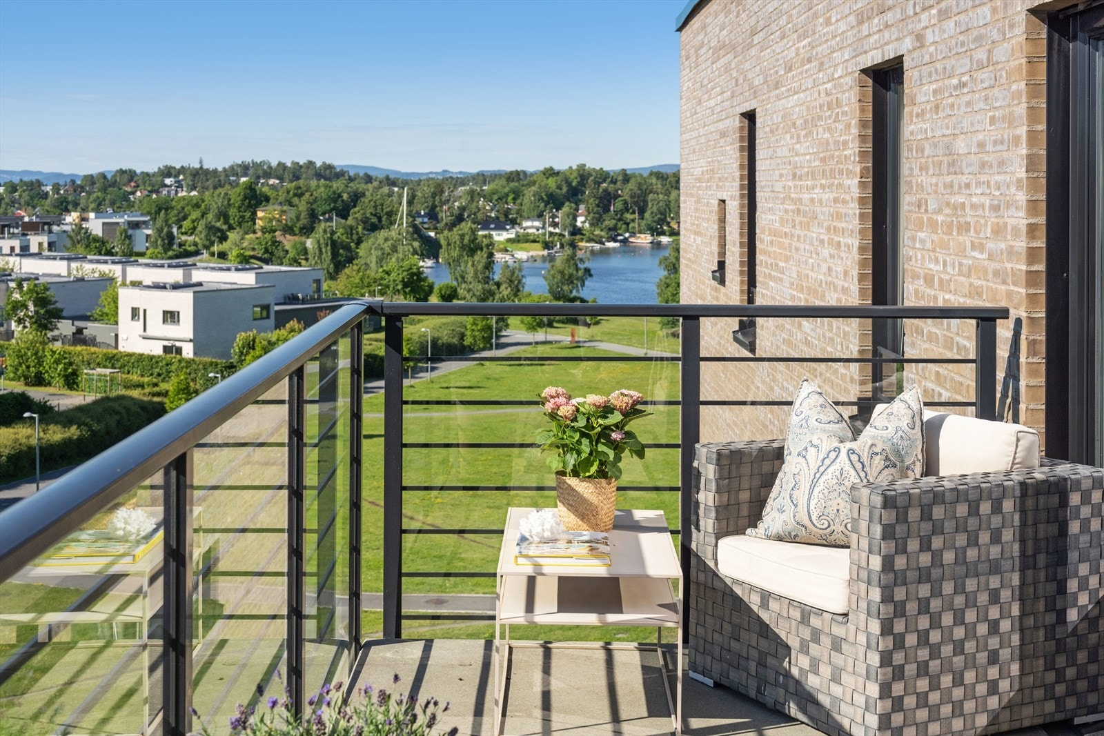 2 balkonger, en på hver side av bygget. Sol fra tidlig morgen til sen kveld. Galleribilde