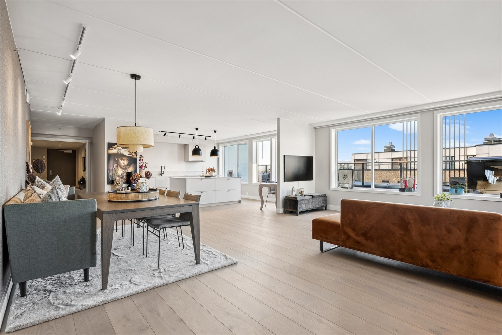 Innvendig holder leiligheten en gjennomgående moderne standard med bla. smakfulle farge- og materialvalg, store vindusflater, behagelig vannbåren gulvvarme i alle rom og balansert ventilasjon for et godt inneklima Galleribilde