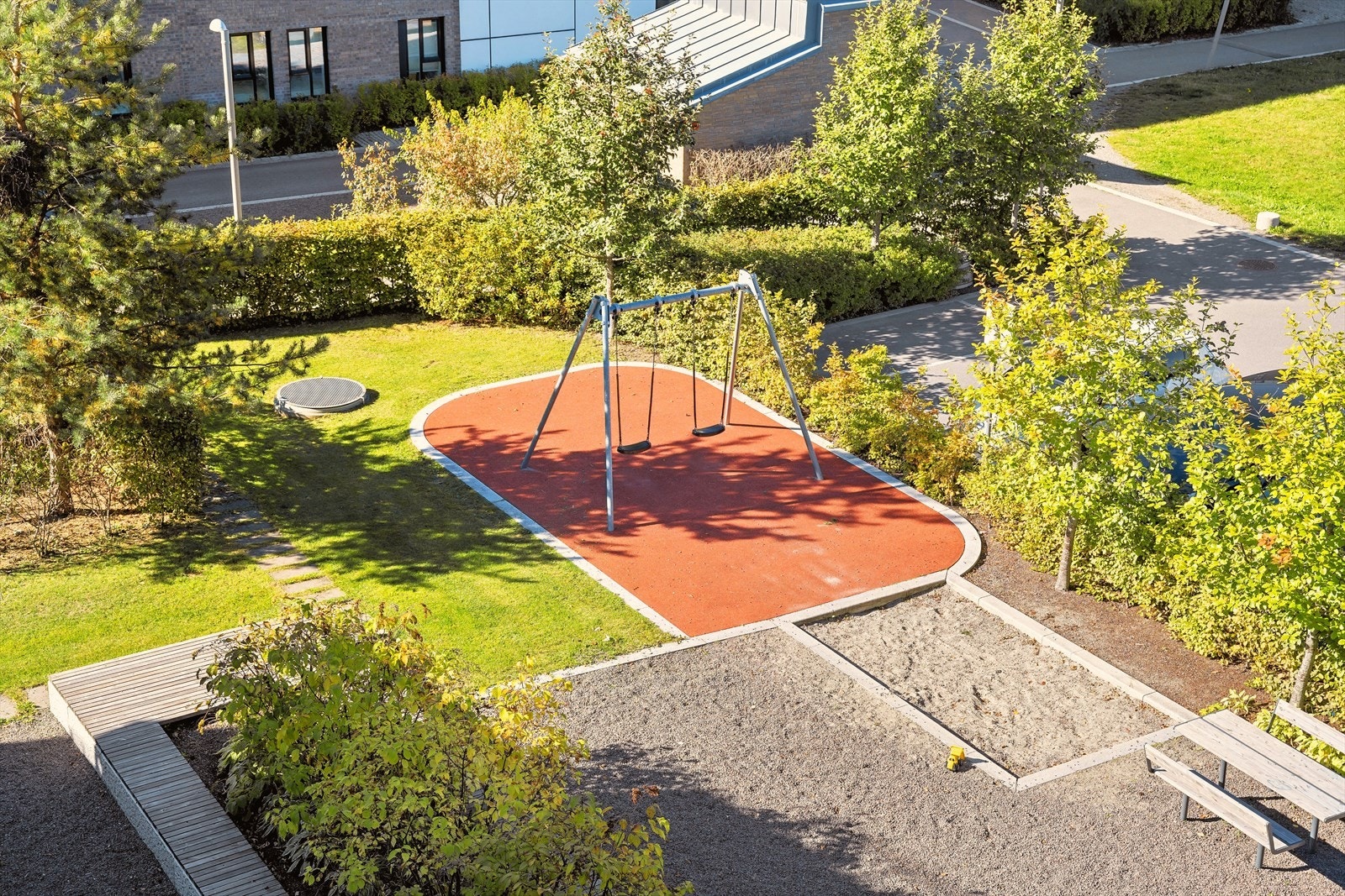 Sameiet har pent opparbeide fellesarealer med beplantning, lekeareal og steinbelagte- og asfalterte gangstier. Galleribilde