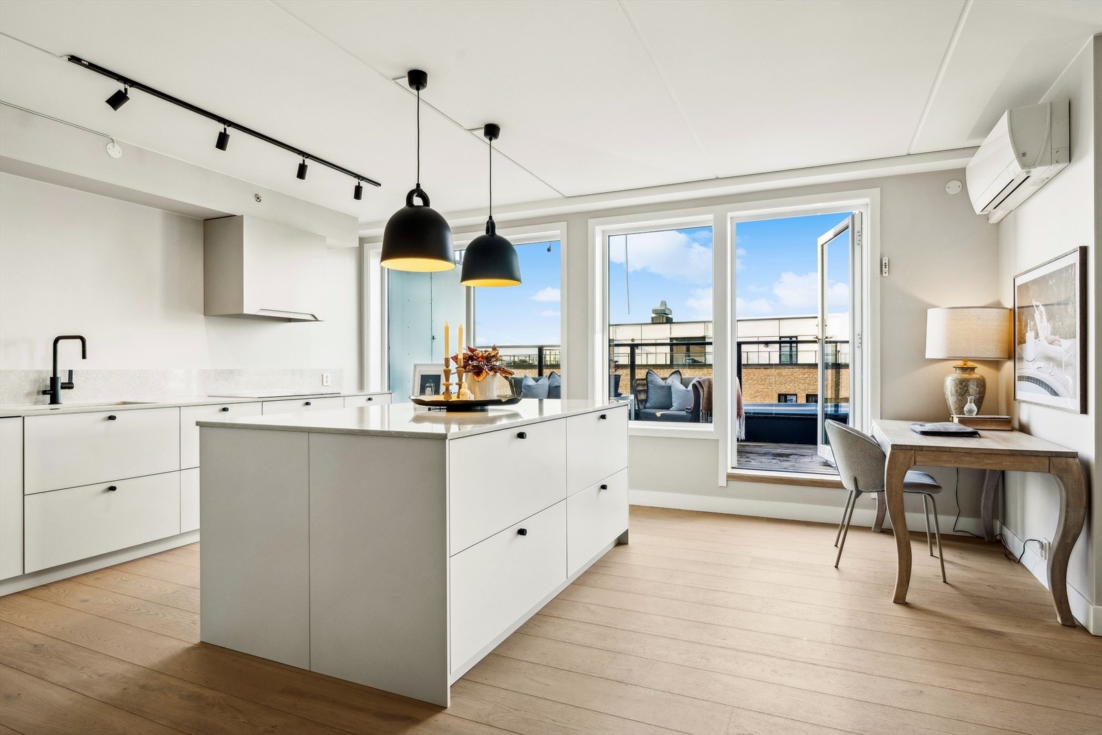 Utgang til verandaen mot vest, som strekker seg langs hele lengden av leiligheten. Her er det sol fra ettermiddag til solnedgang. Galleribilde