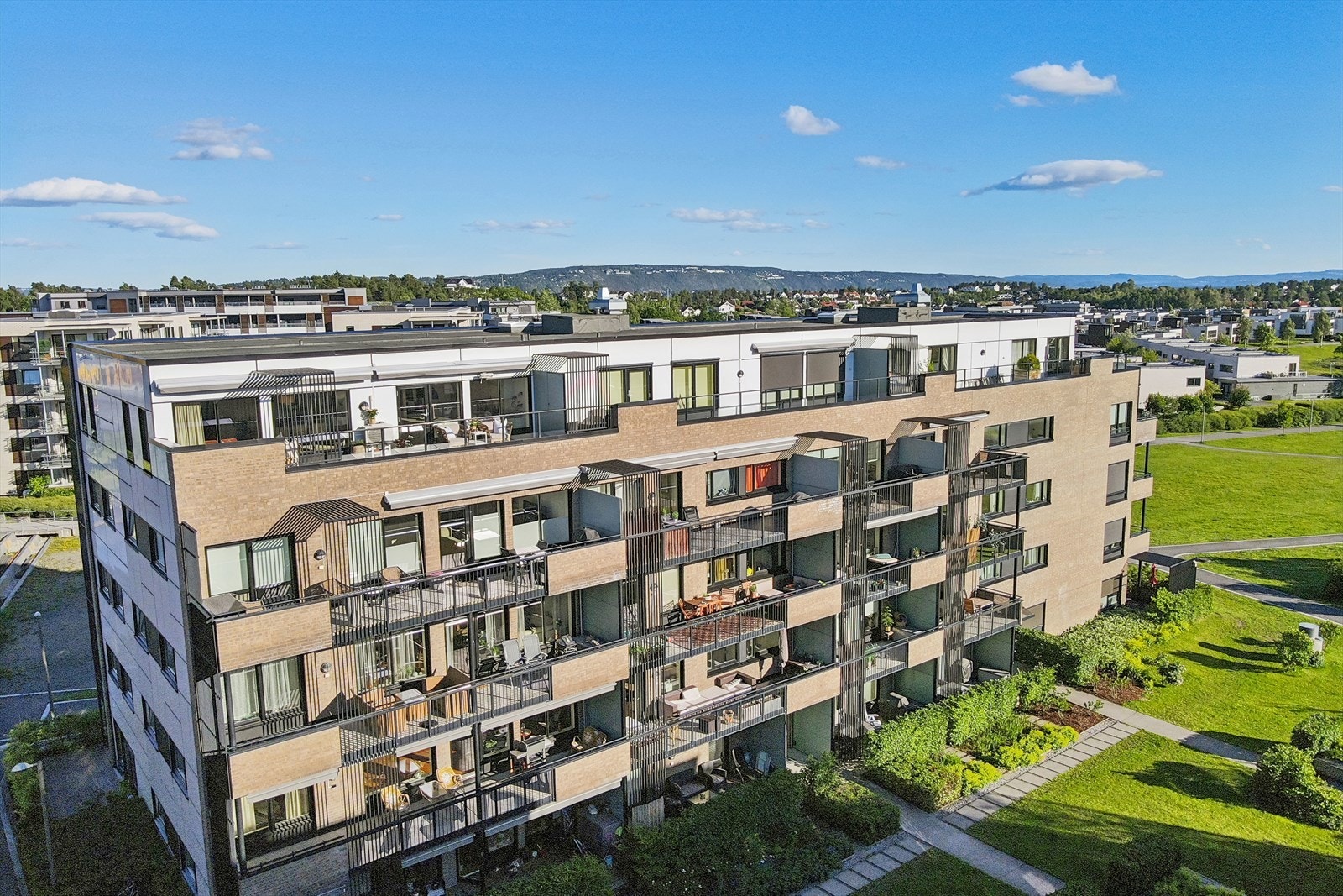 Gjennomgående topp/endeleilighet med veranda mot både sør og vest og fin utsikt mot Koksabukta Galleribilde