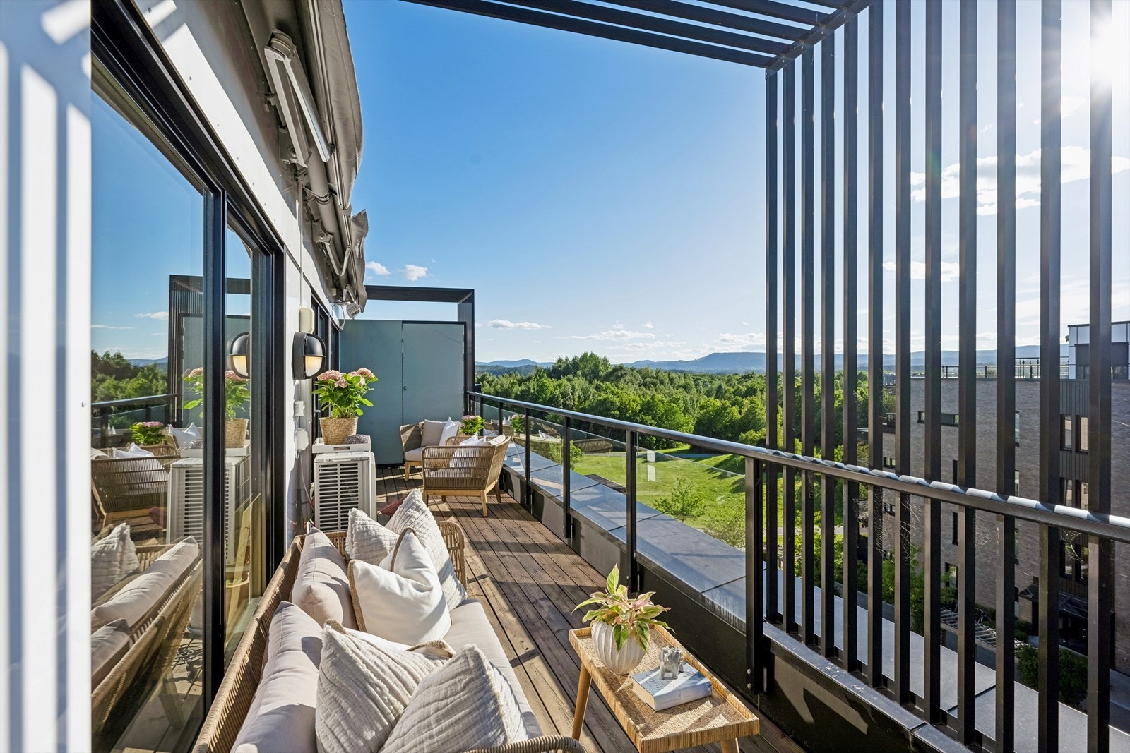 Stor, herlig uteplass med elektriske markiser som dekker hele bredden og lengden. Sol til sent. Galleribilde