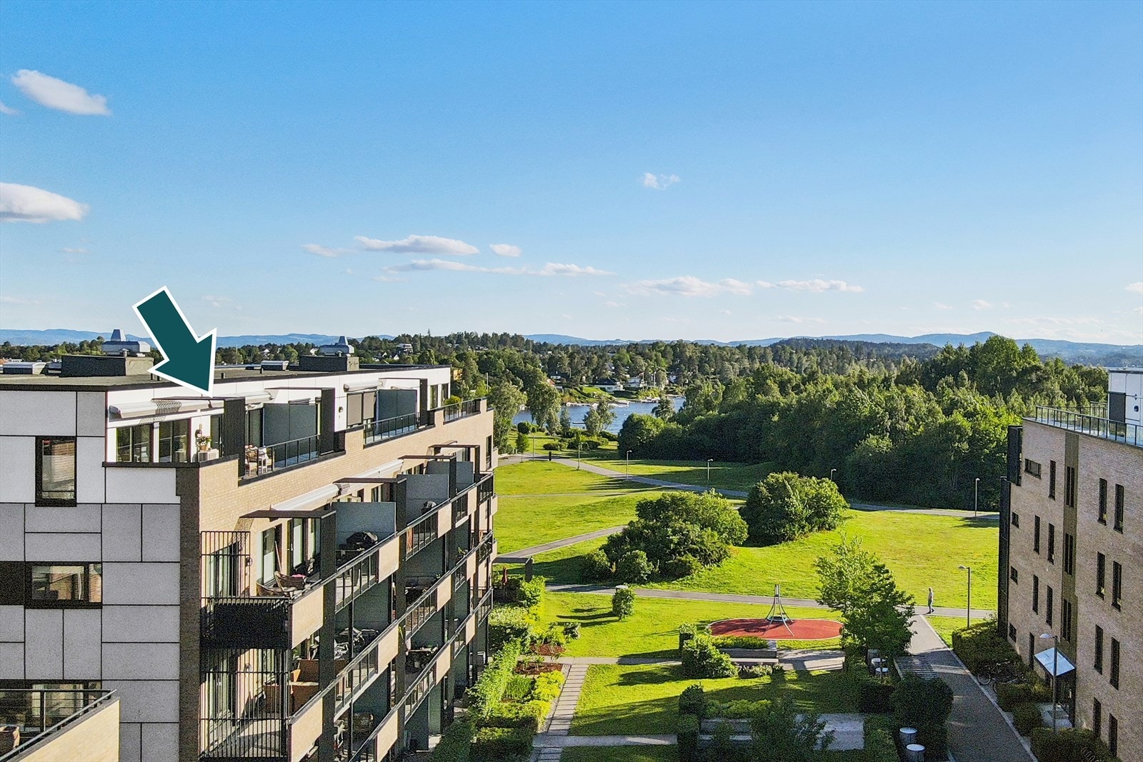 Sjø og grønne parkområder som nærmeste nabo. Galleribilde