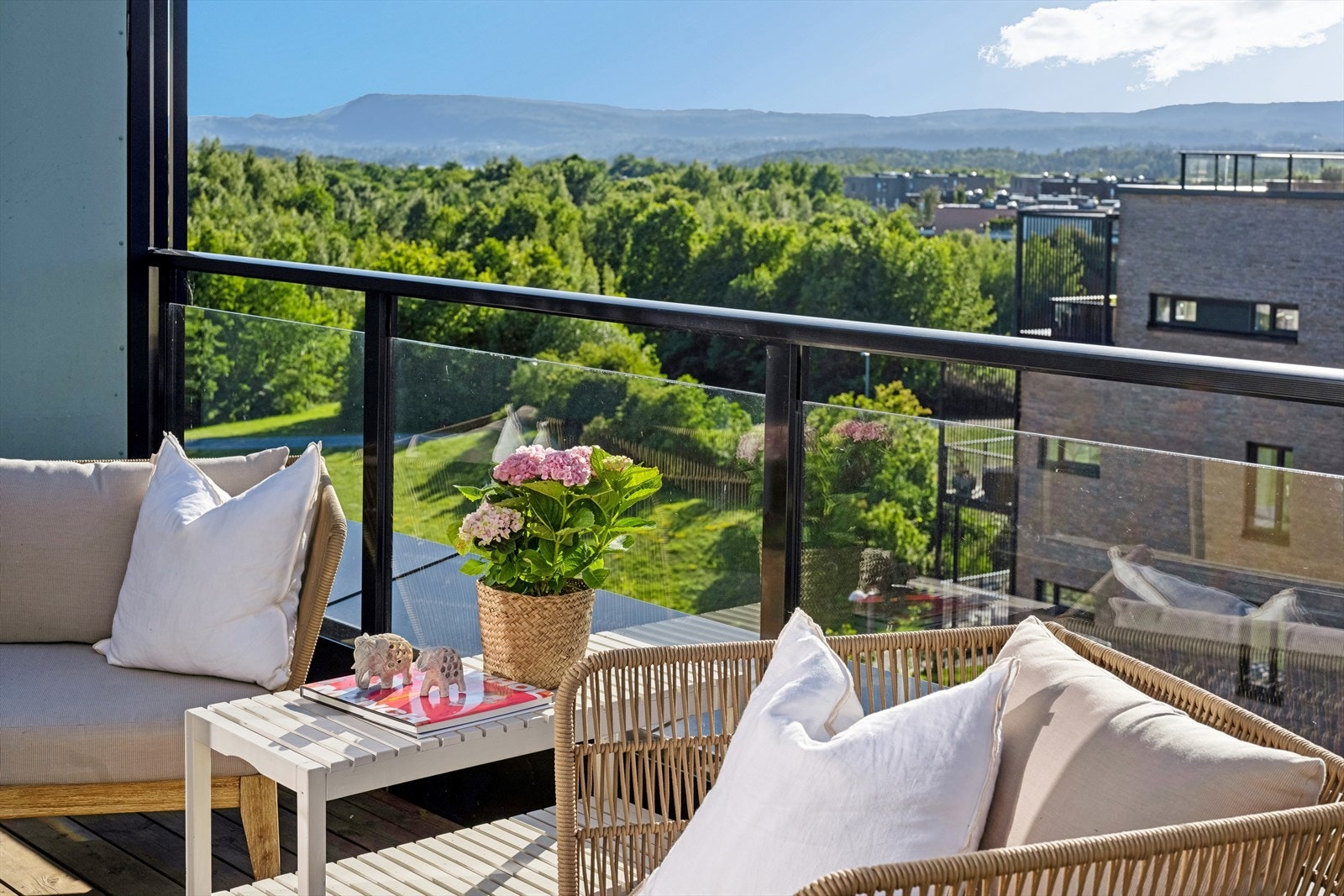 Eiendomsmegler Bettina Due ønsker velkommen til en nydelig leilighet i Eva Nansens vei 9 med en svært sentral beliggenhet på Fornebu. Galleribilde