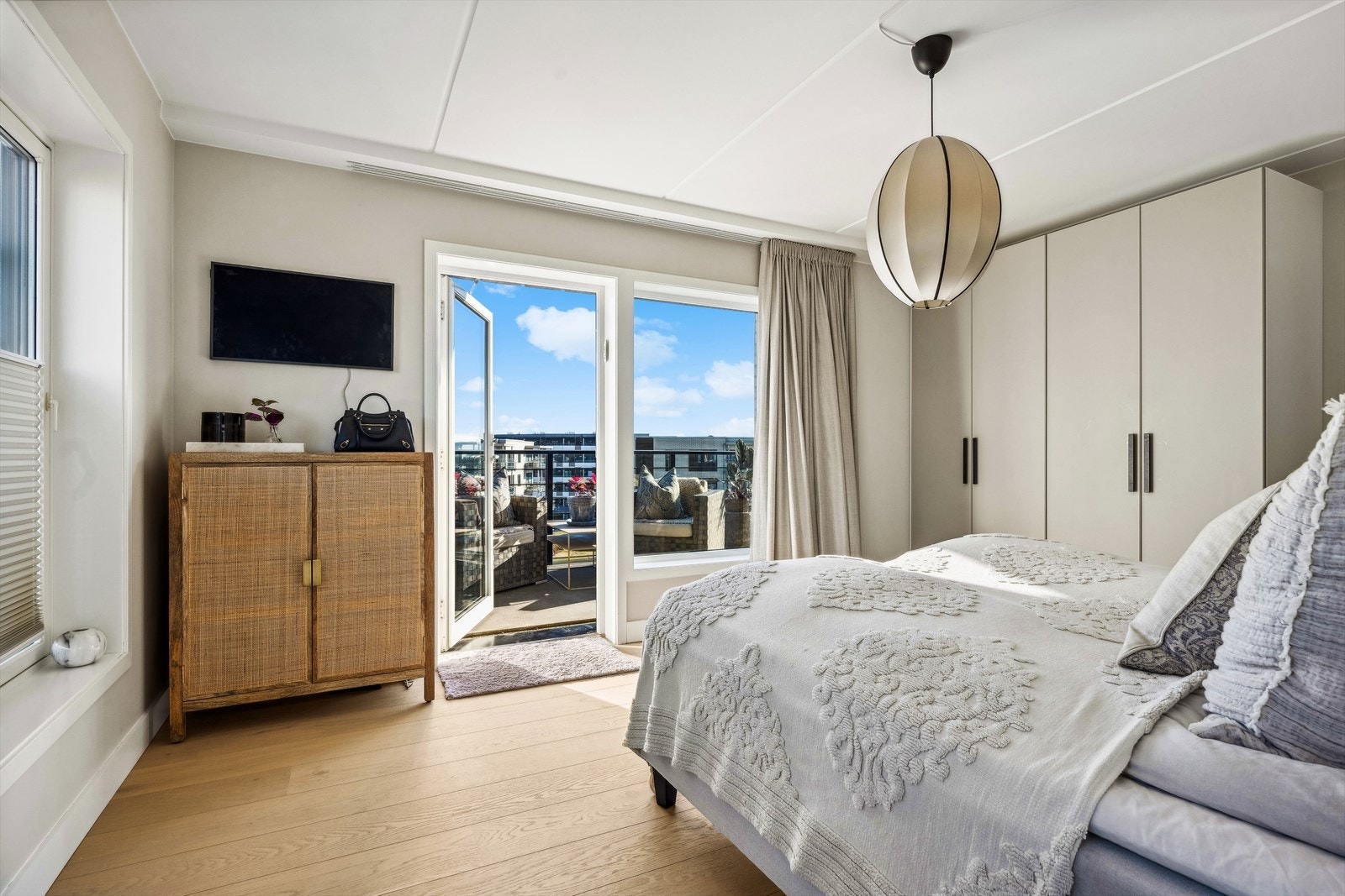 Hovedsoverommet har eget utgang til leilighetens andre veranda, med morgen og formiddagssol Galleribilde