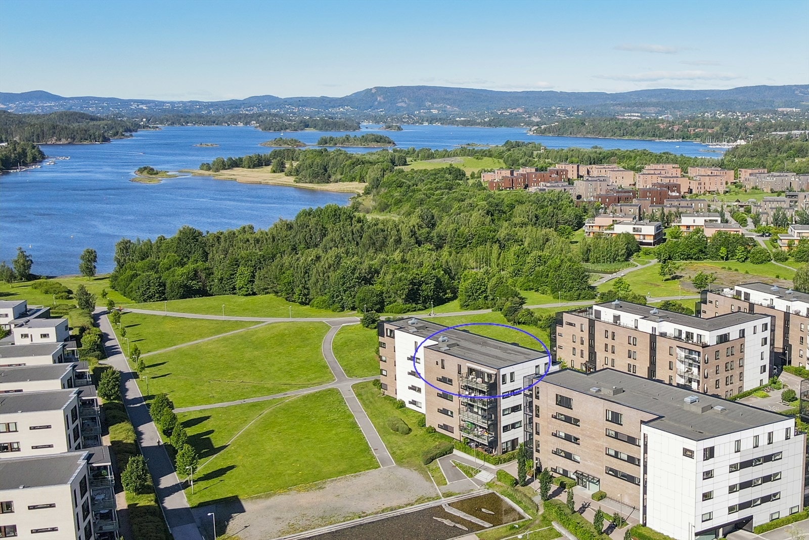 Leiligheten ligger i øverste etasje i ytterste bygget ned mot Koksabukta. Yttervegger mot 3 himmelretninger og balkong på begge sider av bygget gir optimale solforhold. Galleribilde