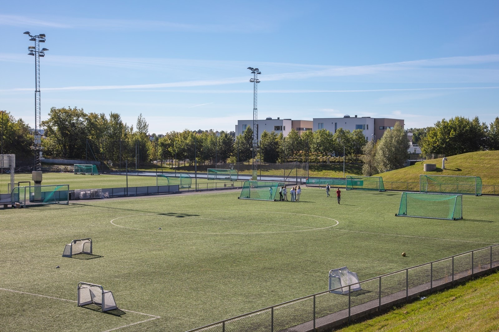 Fotballbaner på Hundsund et populært samlingspunkt for aktivitet og trening, med gode fasiliteter og et levende idrettsmiljø året rundt. Galleribilde