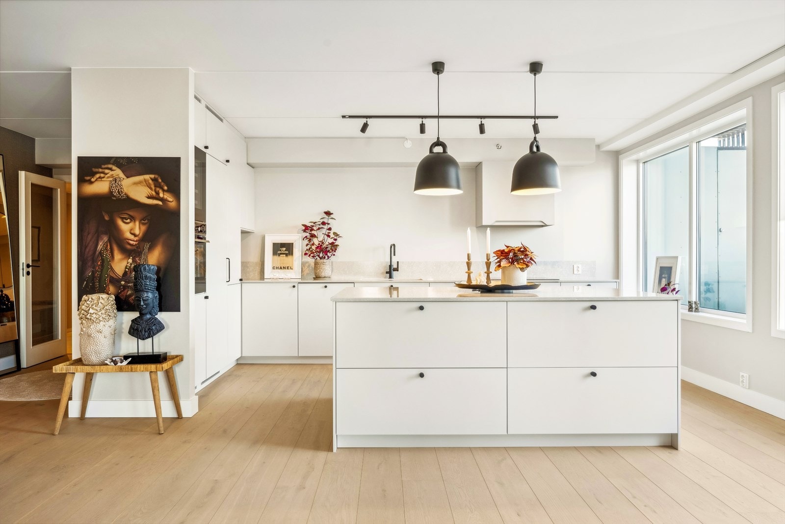 Kjøkkenet har et klassisk design med lyse glatte fronter, benkeplate i stein og en praktisk kjøkkenøy for ytterligere benkeplass, øya er innredet med skuffer. Nytt 2023 Galleribilde