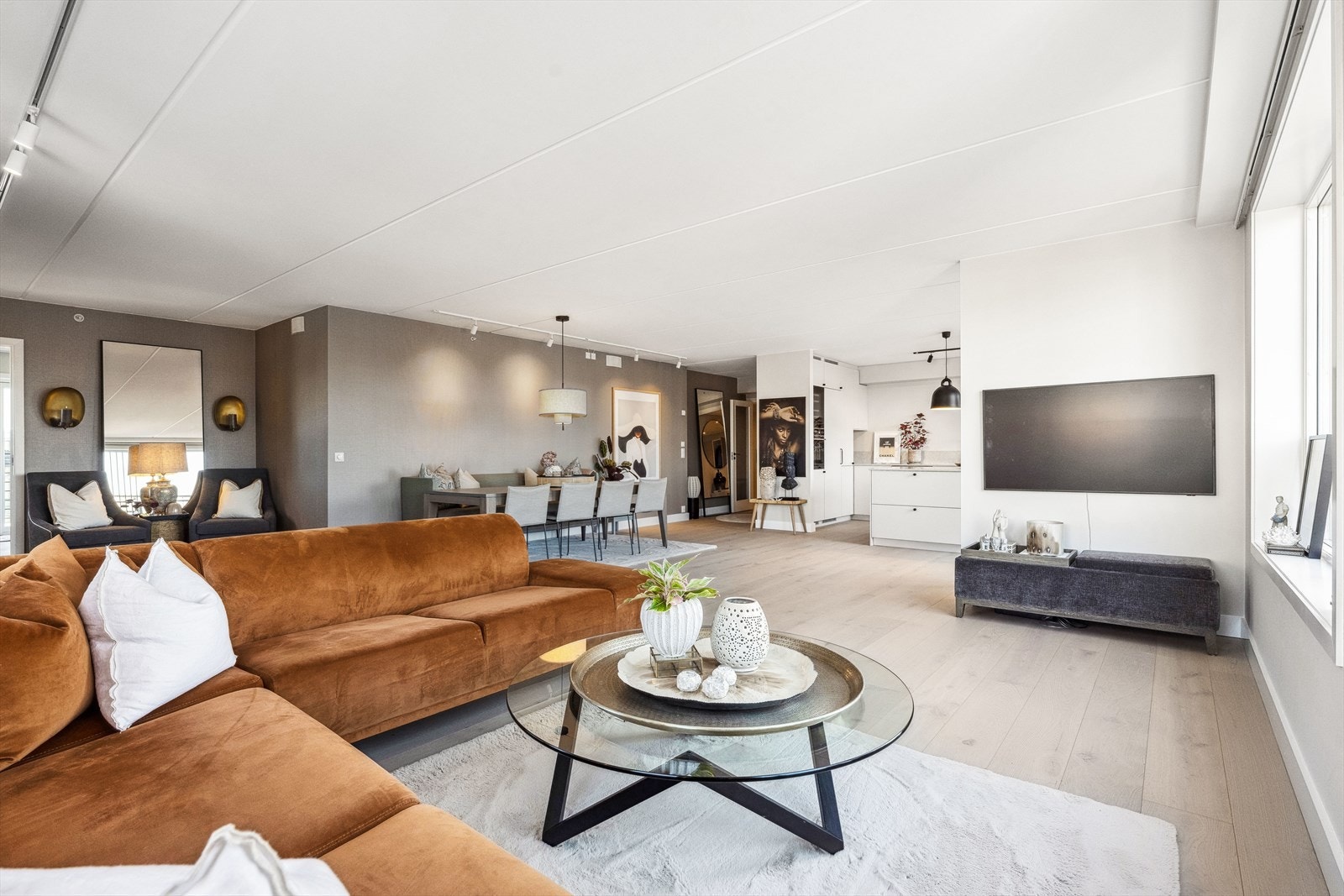 Den åpne løsningen gir god plass for en stor sofagruppe og spisestueløsning, og legger godt til rette for et sosialt liv med familie og gode venner. Galleribilde