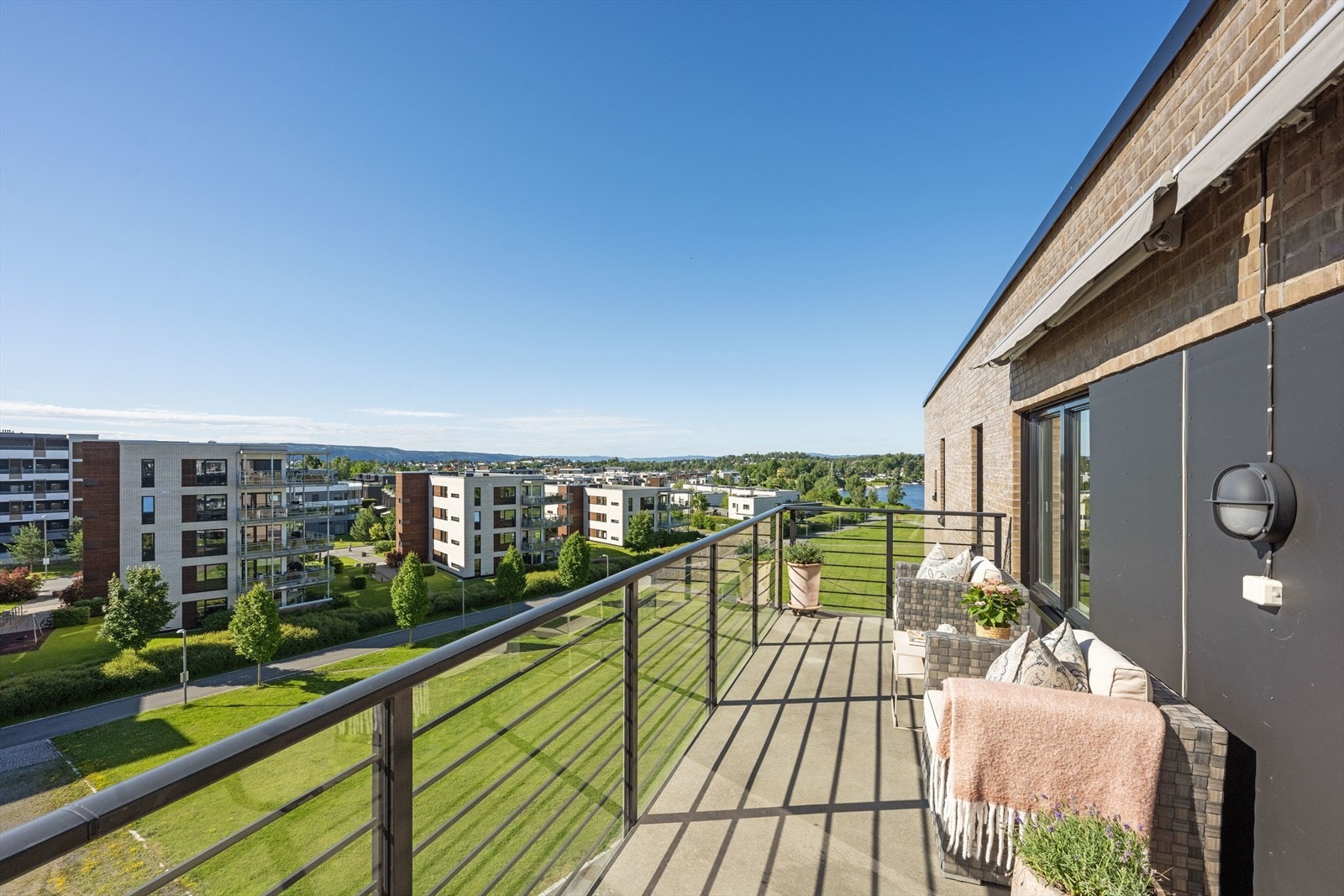 Det er 2 store balkonger på hhv 20 og 17,5 kvm. Denne har vidstrakt utsikt mot Koksabukta, Snarøya, Nesodden og innover mot Oslo og har sol fra den står opp til ca kl 15/16. Galleribilde