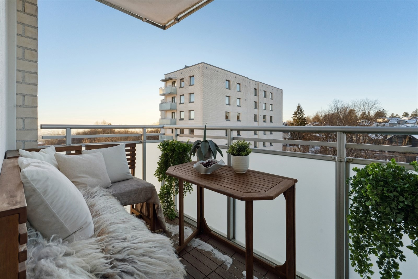 Romslig balkong med god plass til utemøbler. Her kan man nyte solen fra ca kl 13, til den går ned for kvelden. Galleribilde