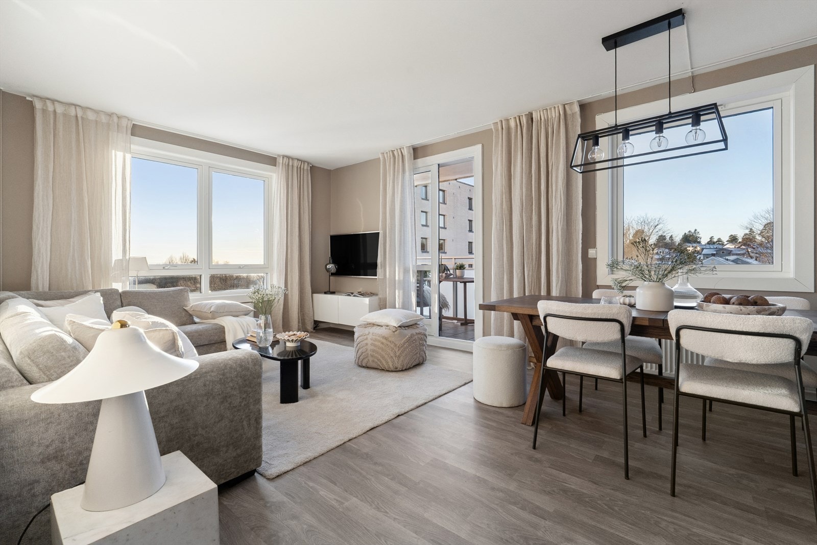 Denne innbydende leiligheten byr på en gjennomtenkt planløsning, solrik og vestvendt balkong, samt parkeringsplass. Galleribilde