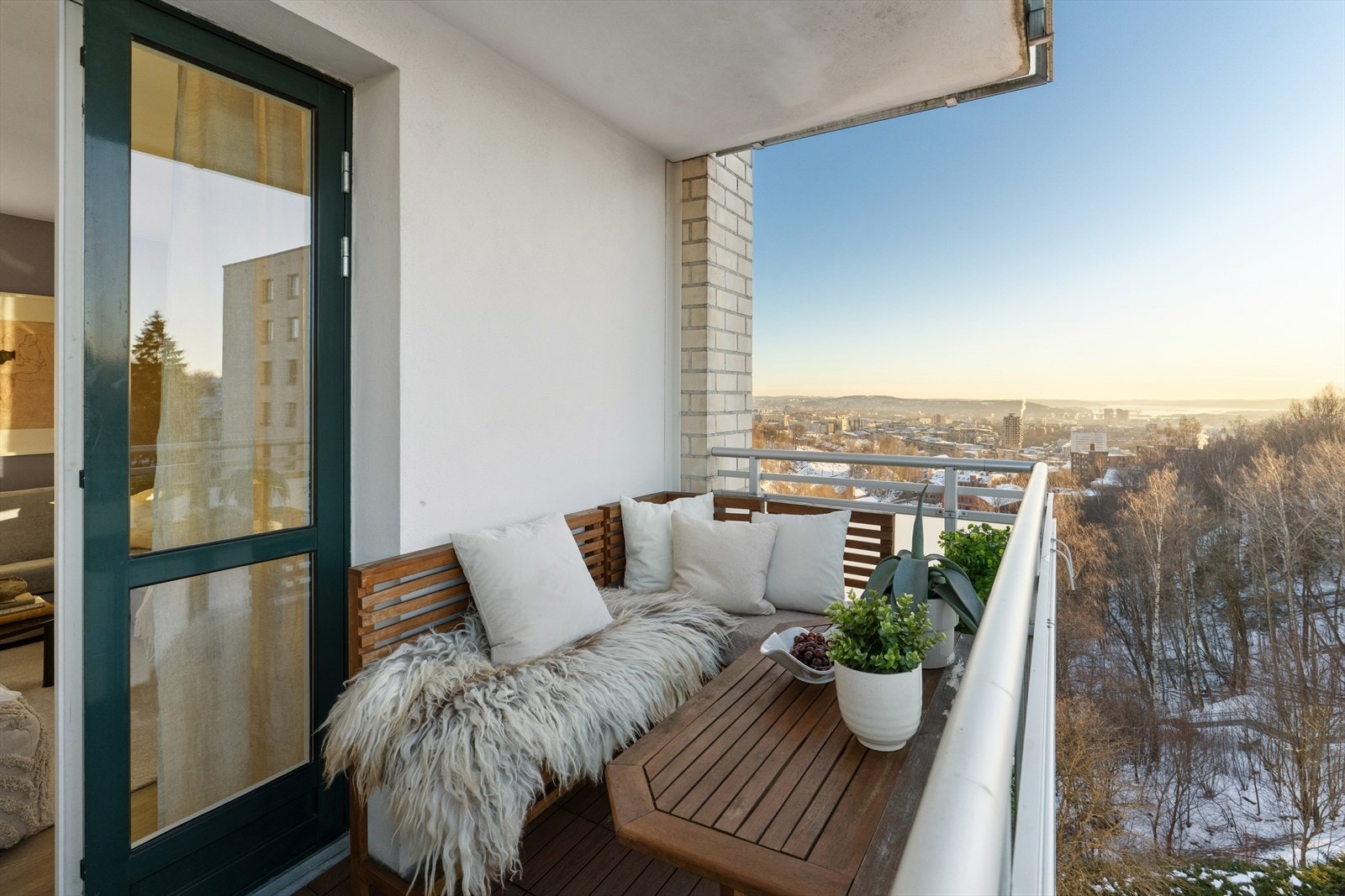 Velkommen til Frysjaveien 3, en lys og moderne 3-roms leilighet med panoramautsikt, samt markagrensen og Akerselva som nærmeste nabo,. Galleribilde