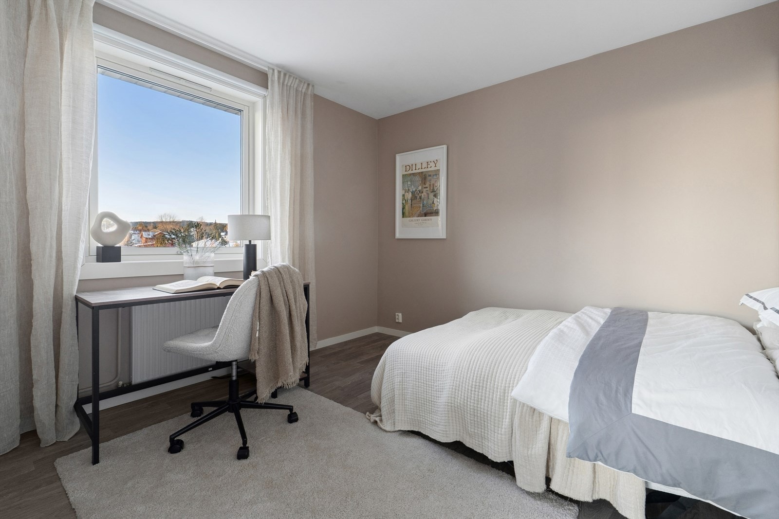 Soverom 2 med god plass til seng, kontormøbler m.m. Galleribilde