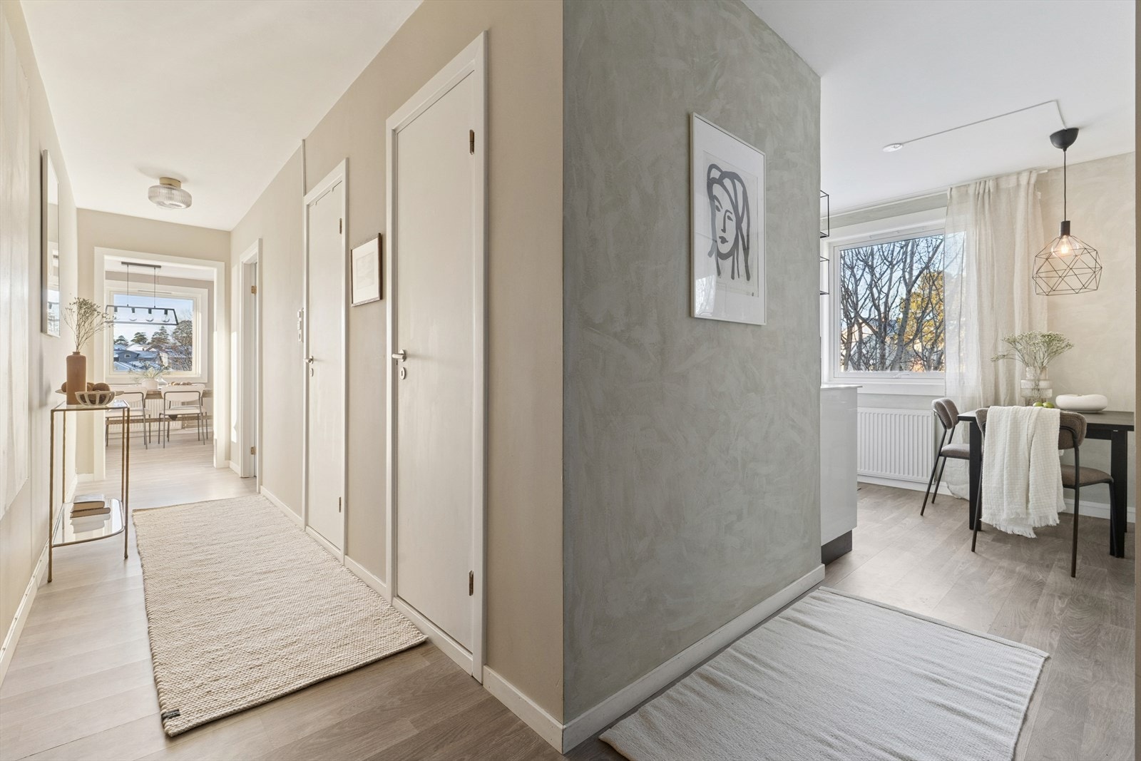 Innbydende entré med god plass for oppbevaring av sko og yttertøy Galleribilde