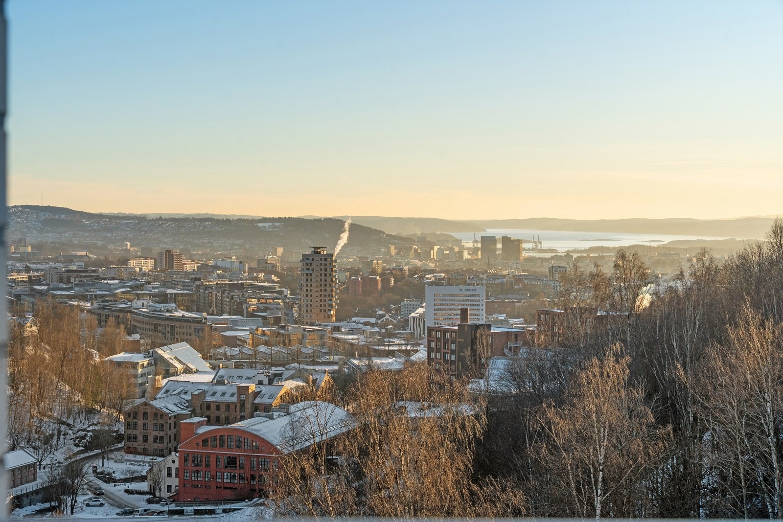Leiligheten ligger i byggets 10.etasje med heisadkomst. Fra boligen er det en imponerende utsikt over vakre Oslo. Galleribilde
