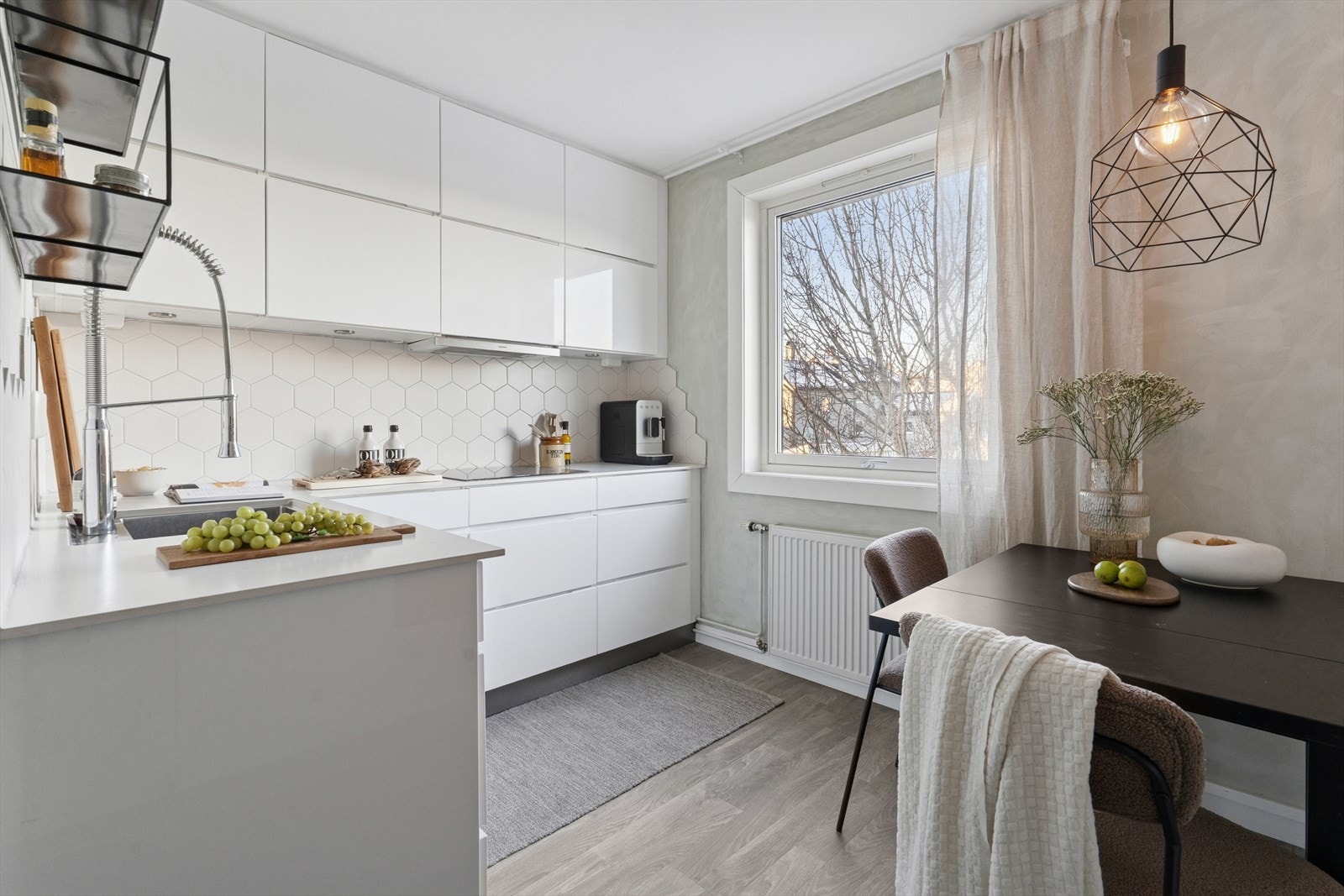 Den tidløse innredningen er fra KVIK. Her får du glatte fronter, benkeplate i kompositt og nyere fliser over benkeskap. Galleribilde