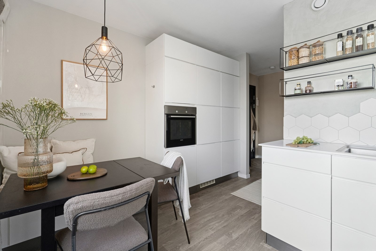 Separat kjøkken innredet med kjøl/fryseskap, oppvaskmaskin, induksjonstopp og stekeovn. Galleribilde