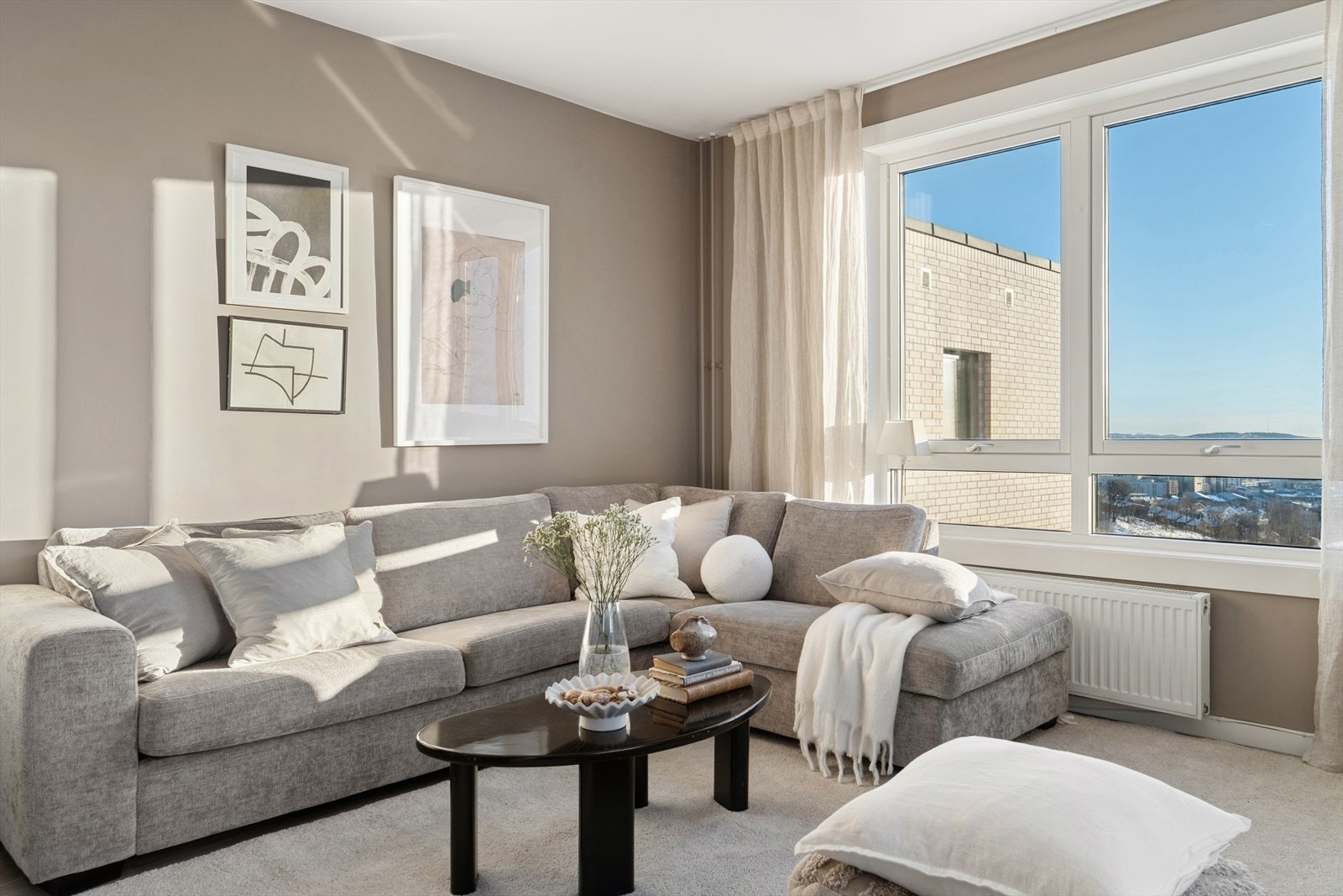 Stuen er særdeles lys med store vindusflater som slipper inn rikelig med dagslys fra syd og vest. Galleribilde