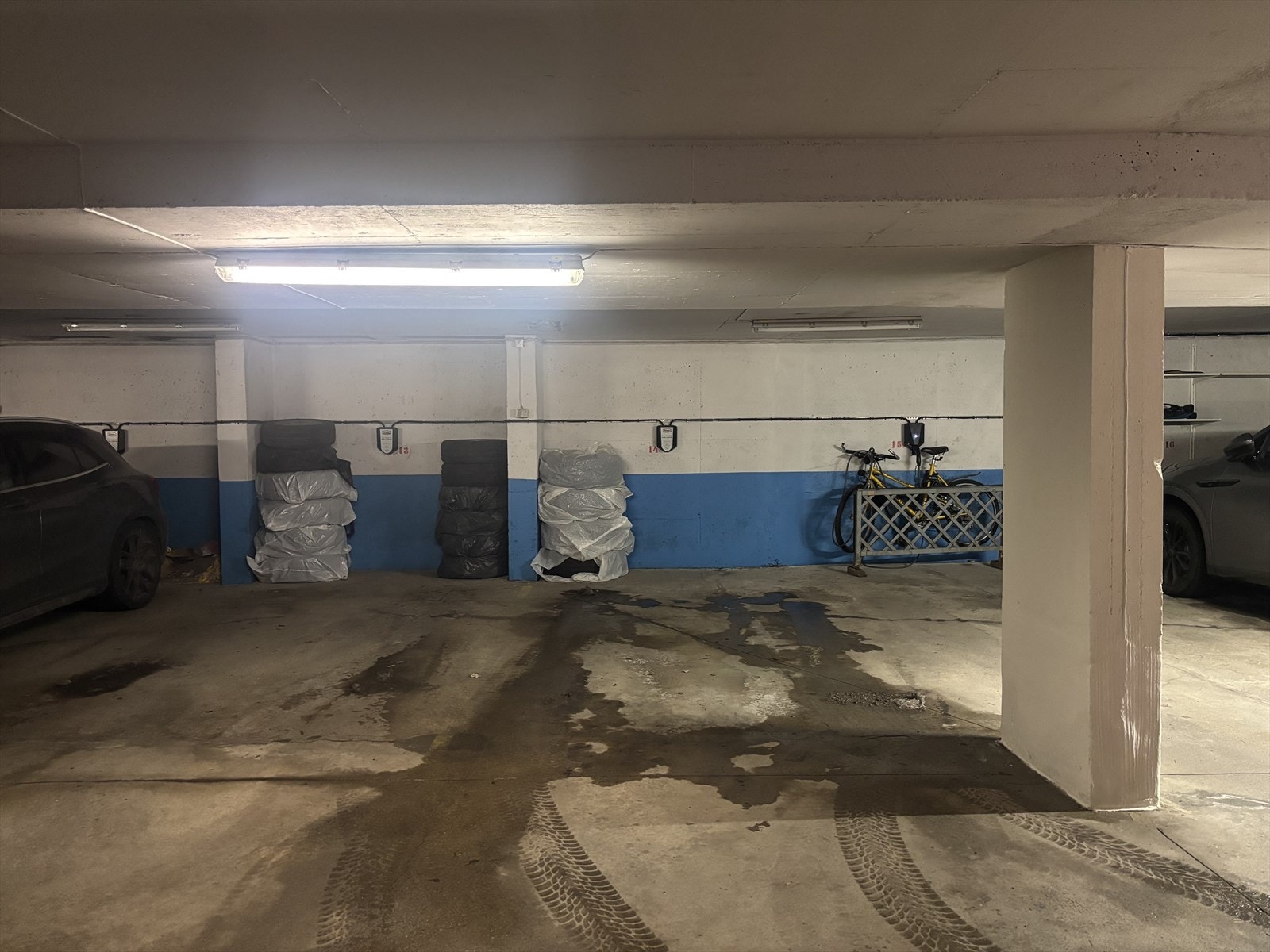 Garasjeplass nr 14 med opplegg for elbillader, og mulighet for lagring av bildekk m.m. Galleribilde