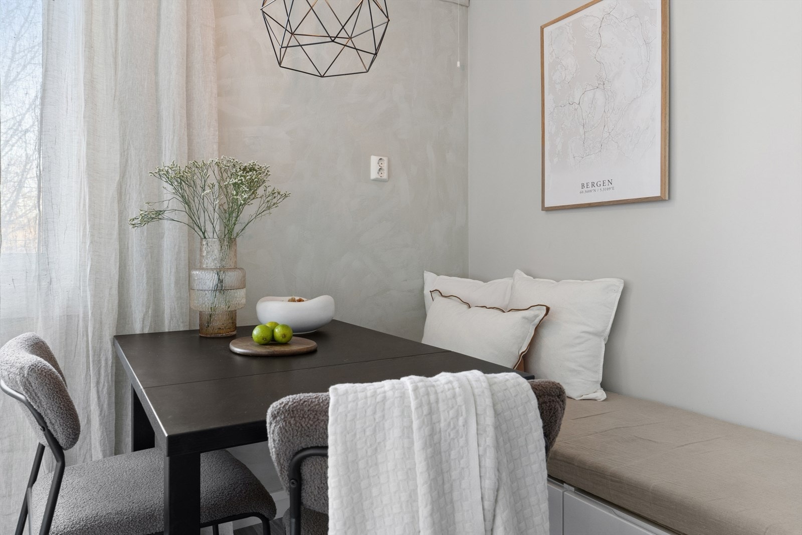 Koselig kjøkkenkrok med plass til liten spisegruppe med fastmontert kjøkkenbenk. Her kan du nyte morgenkaffen! Galleribilde