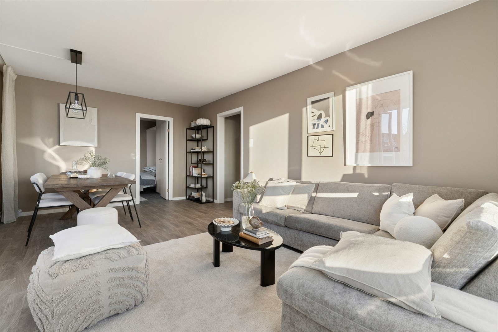 I stuen er det god plass til sofa, spisegruppe og annet møblement, her kan rommet enkelt møbleres etter behov. Galleribilde