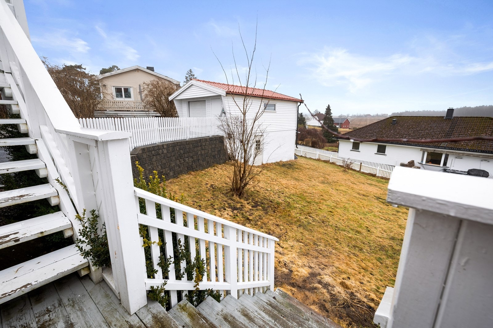 Trapp fra terrassen gir direkte tilgang til hagen. Galleribilde