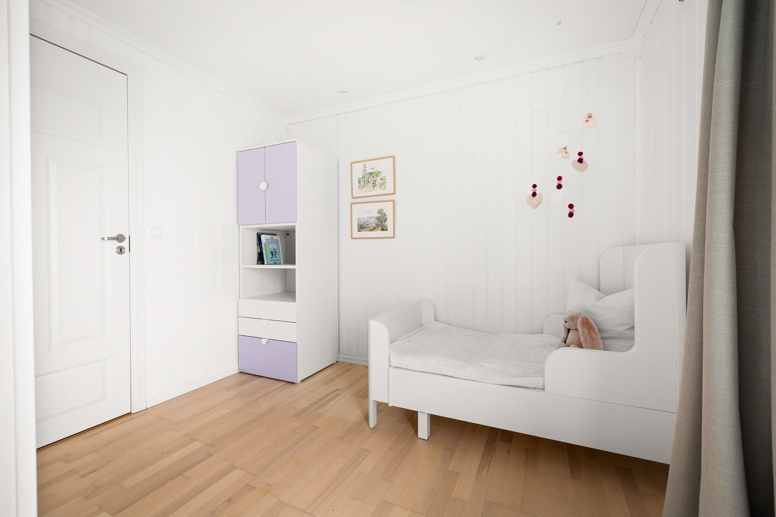 Rommet er lyst og enkelt å møblere. Galleribilde