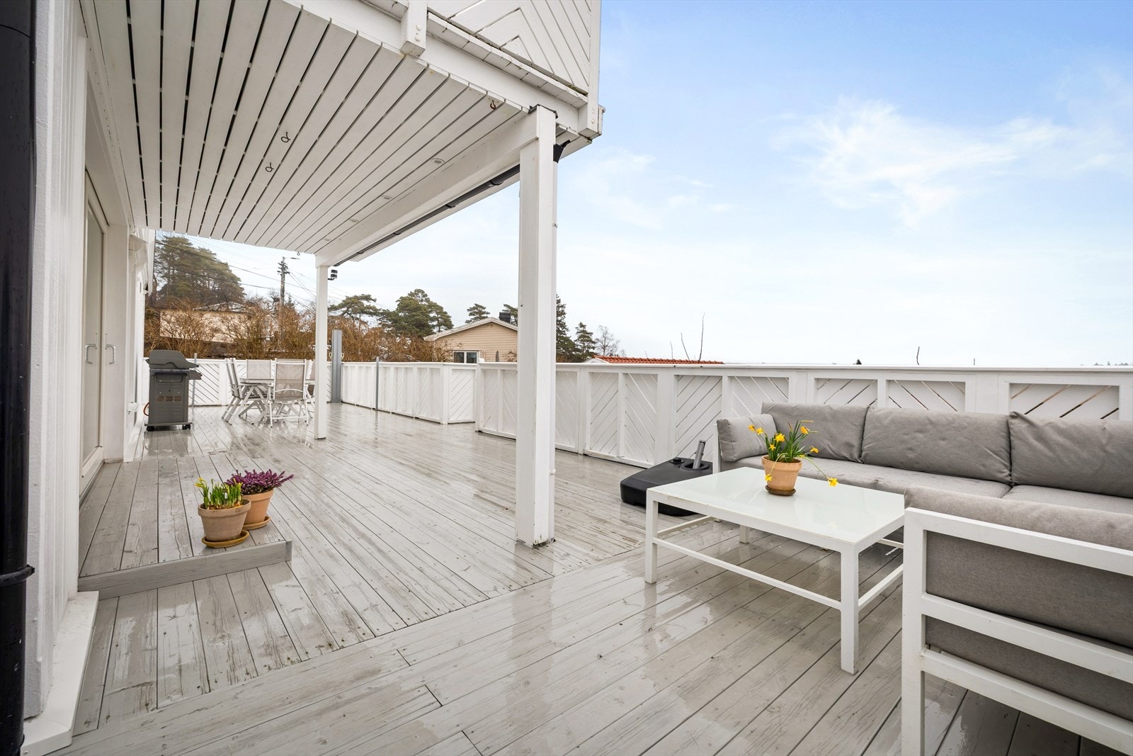 Den store terrassen er delvis overbygget og har god plass til flere sittegrupper. Galleribilde