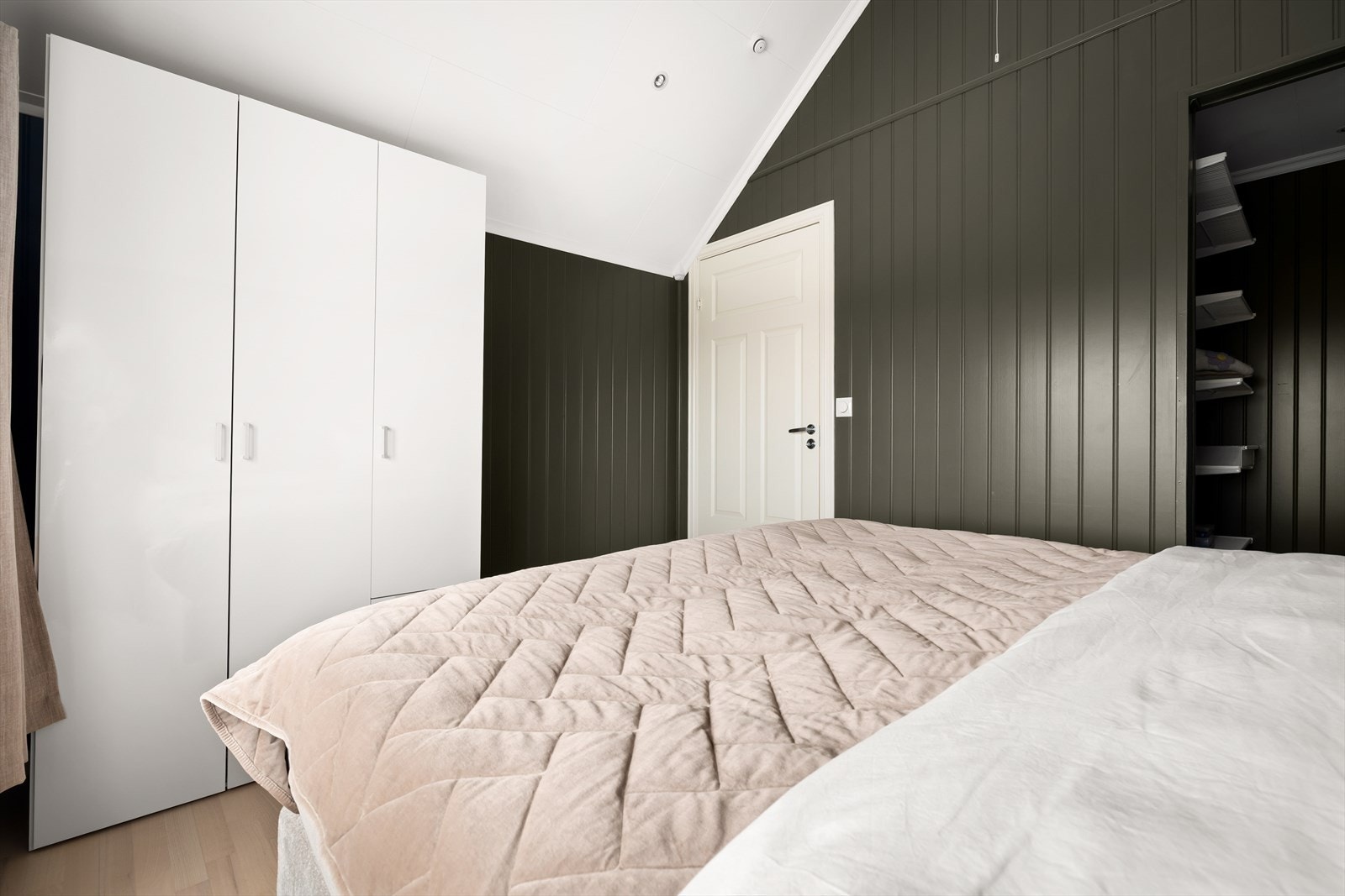 Soverommet har både garderobeskap og tilgang til et eget walk-in closet. Galleribilde