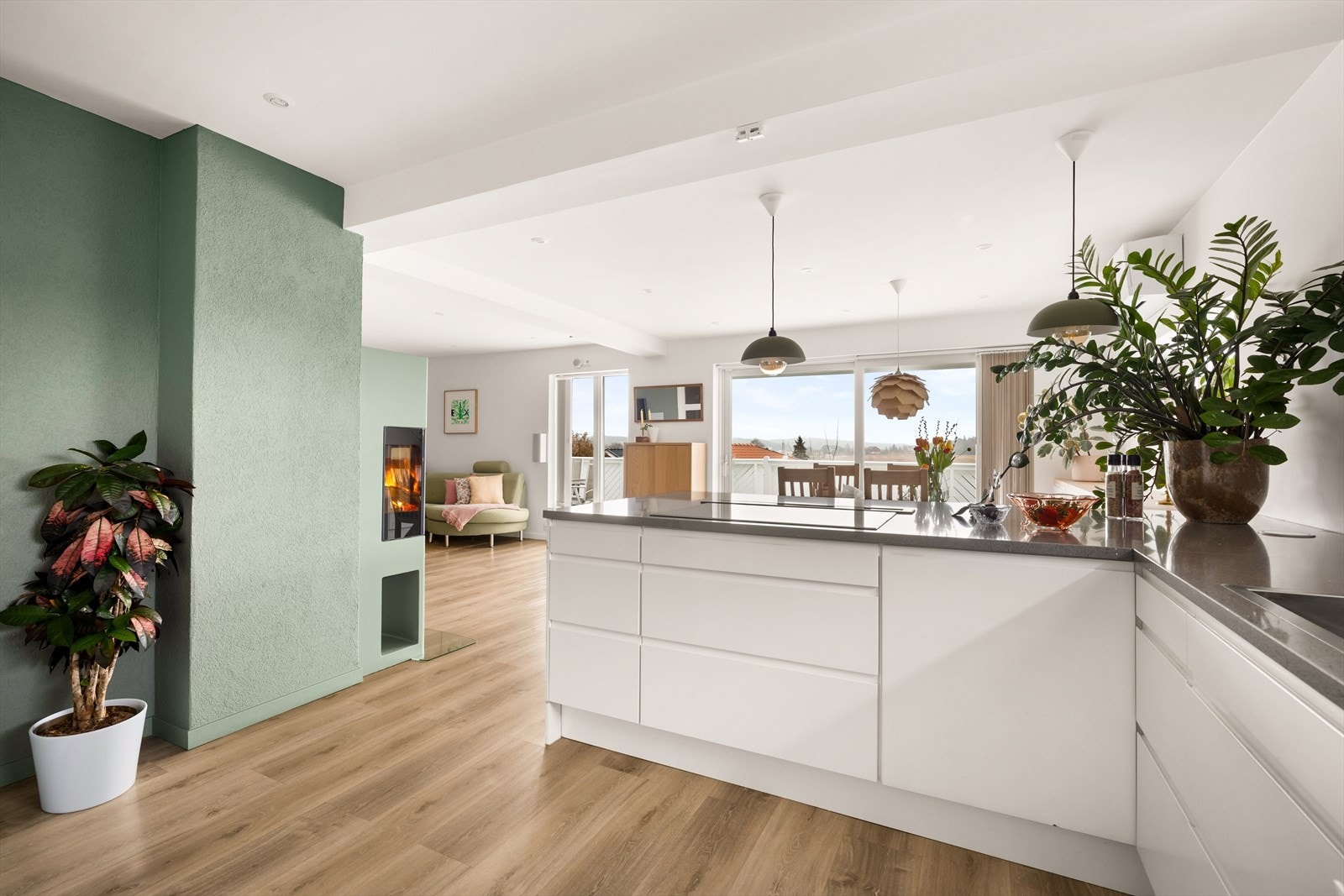 Åpen løsning mot stuen gjør dette til et naturlig samlingspunkt i boligen. Galleribilde