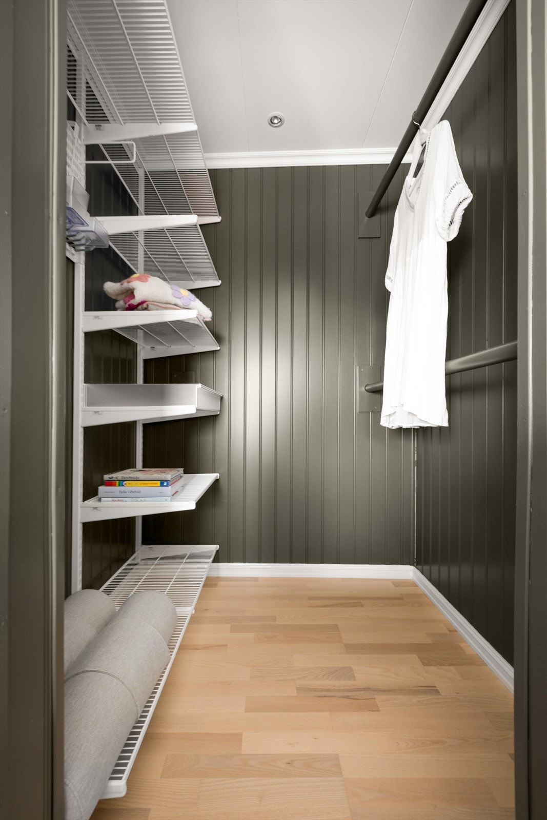 Fleksibelt hyllesystem gir god oversikt og utnytter plassen effektivt. Galleribilde