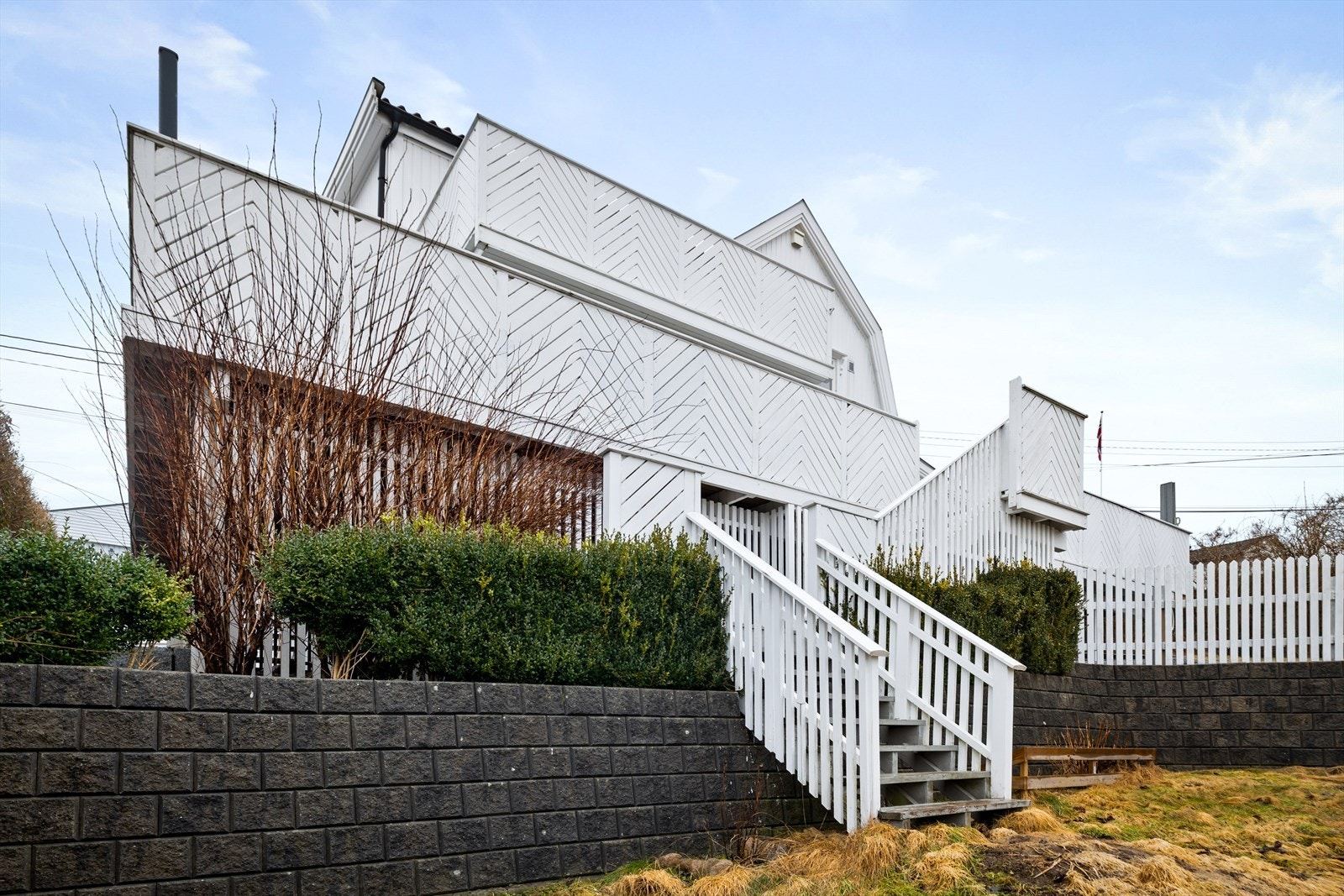 Eiendommen ligger i et barnevennlig område med korte avstander til lekeplass, barnehager og skoler. Galleribilde