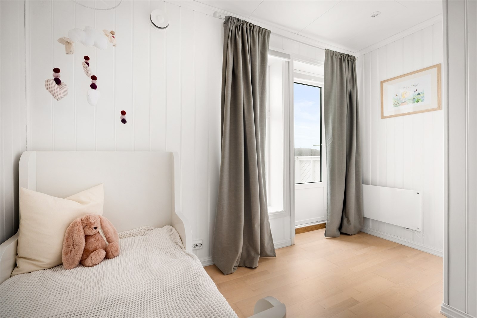 Direkte utgang til balkongen er en fin kvalitet ved rommet. Galleribilde