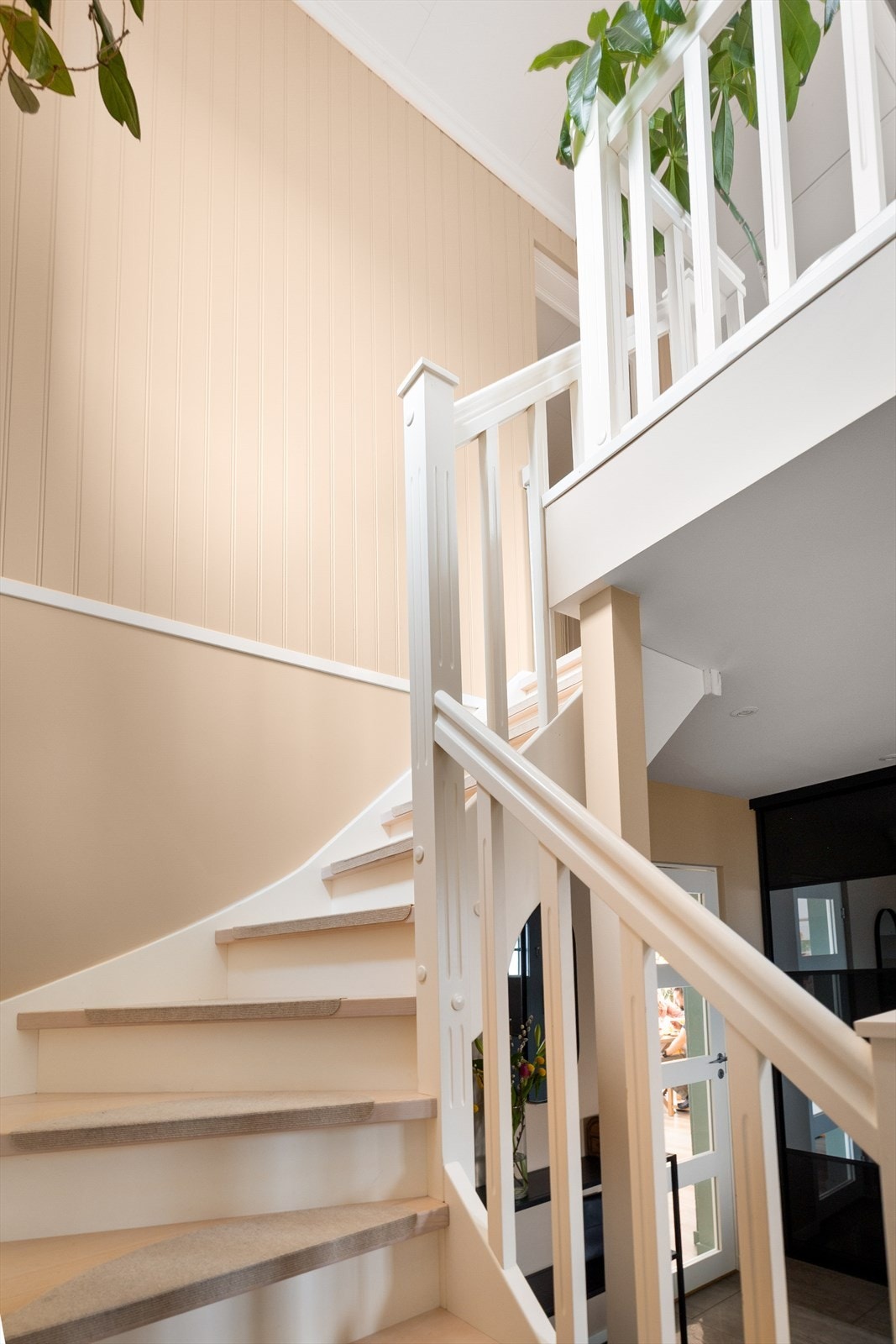 Trappen leder opp til boligens andre etasje. Galleribilde