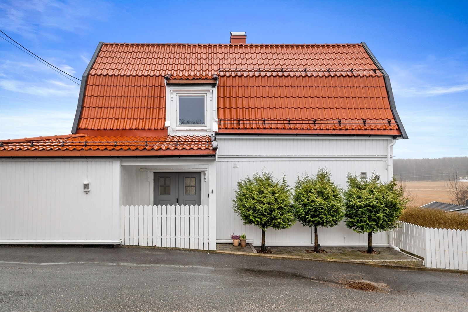 En innholdsrik og velholdt enebolig i et populært og etablert boligområde på Torp. Galleribilde