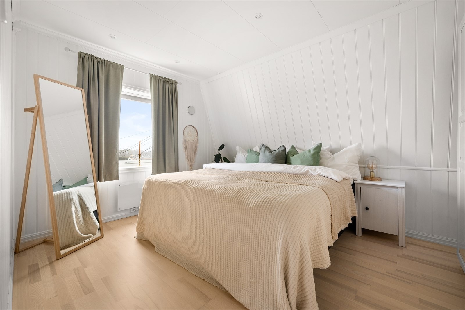 Etasjens andre soverom er lyst og romslig, med plass til seng og garderobe. Galleribilde